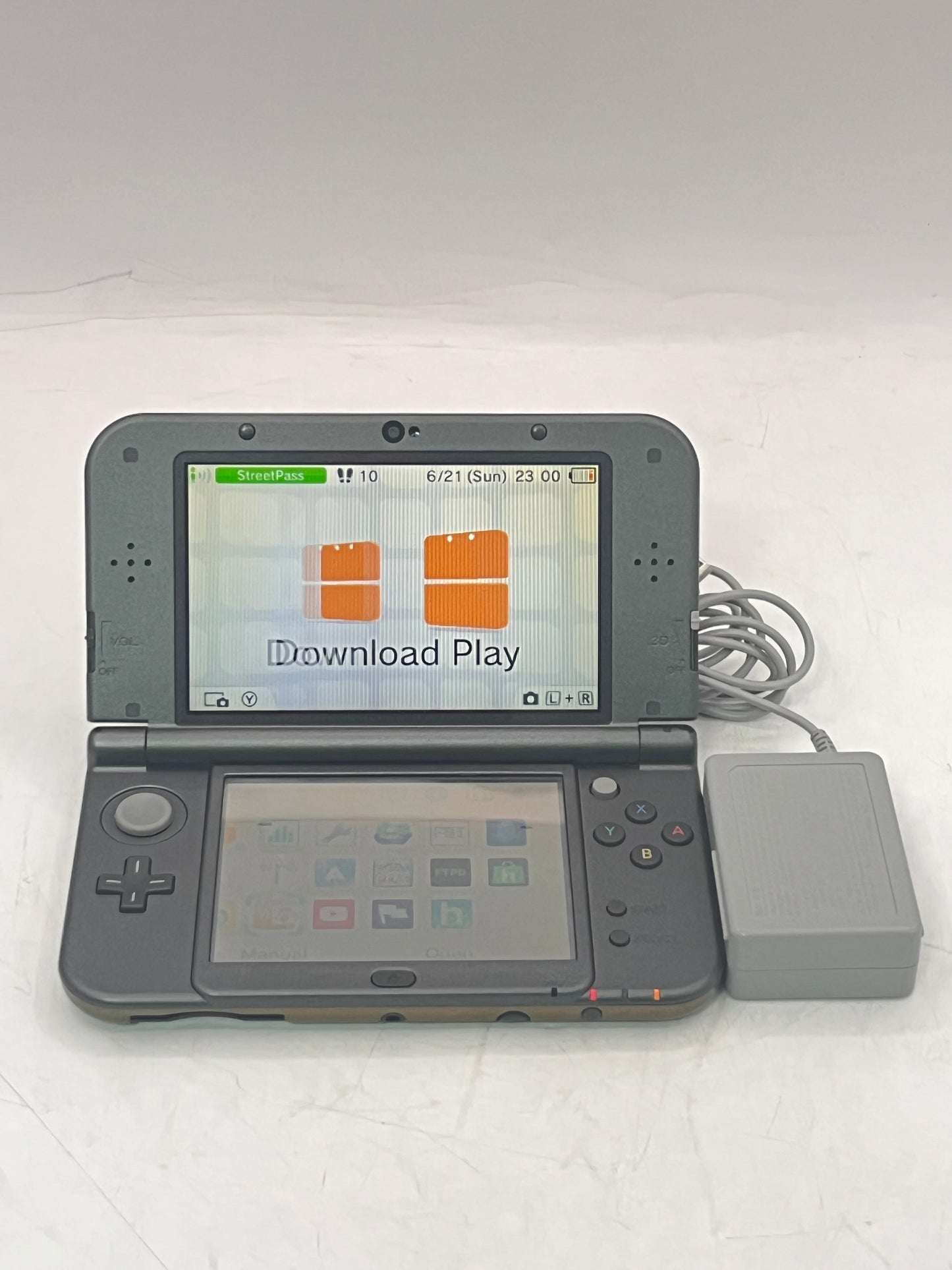 Nintendo New 3DS XL (RED-001) 2014 Handheld Game Console 4GB - Gold
