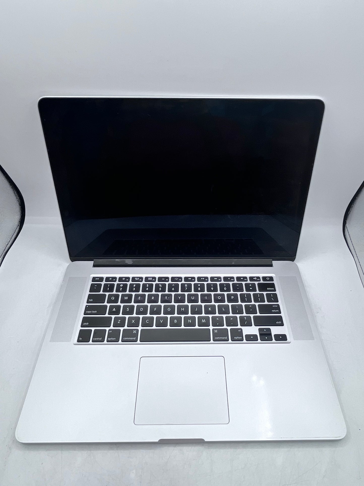 Apple MacBook Pro 15.4″ A1398 Core i7 2.8GHz 16GB 512GB 2015 - Silver