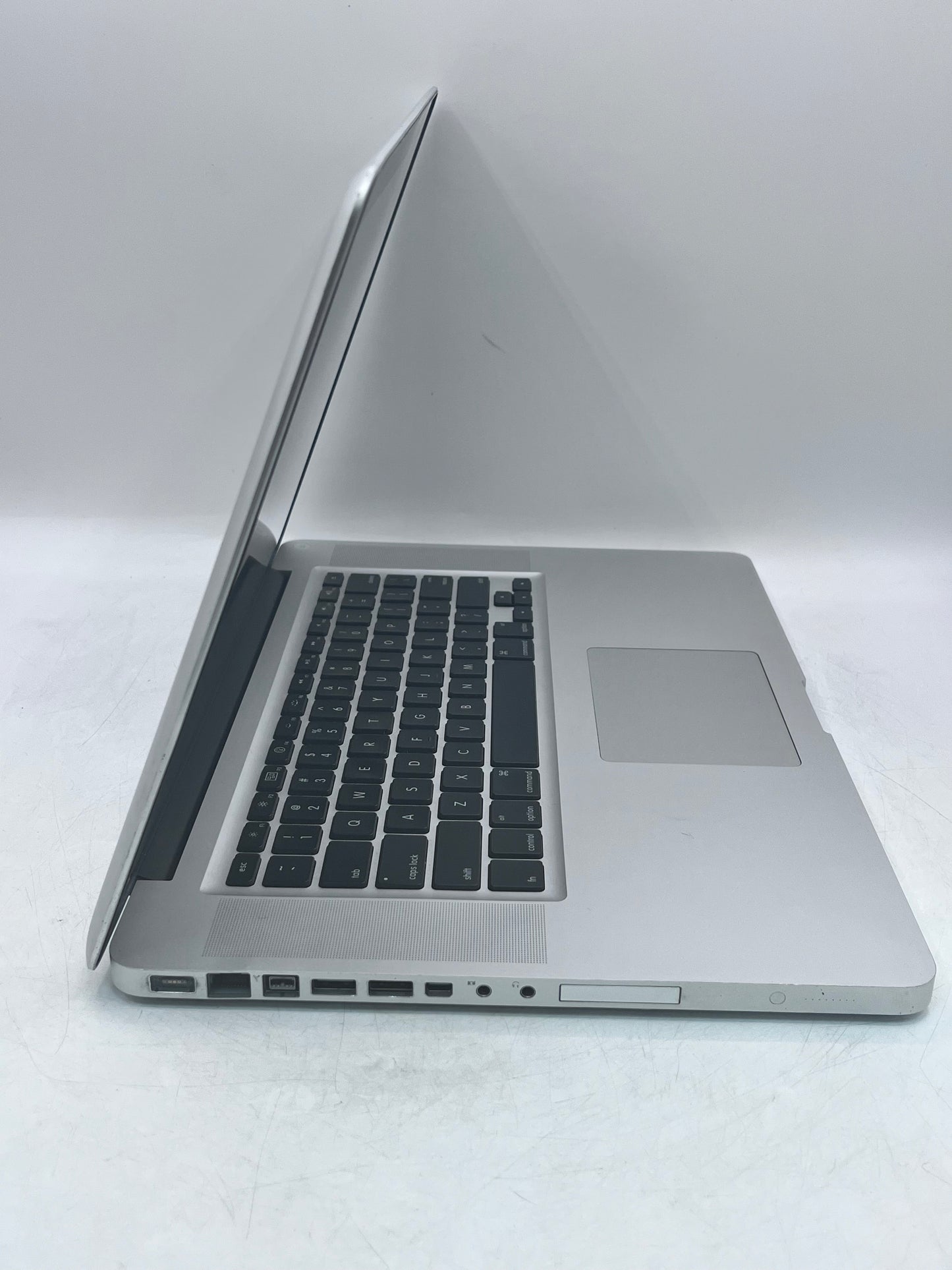 Apple MacBook Pro A1286 15-Inch (Core i7-2675Q @ 2.20GHz 8GB) NO HDD/OS
