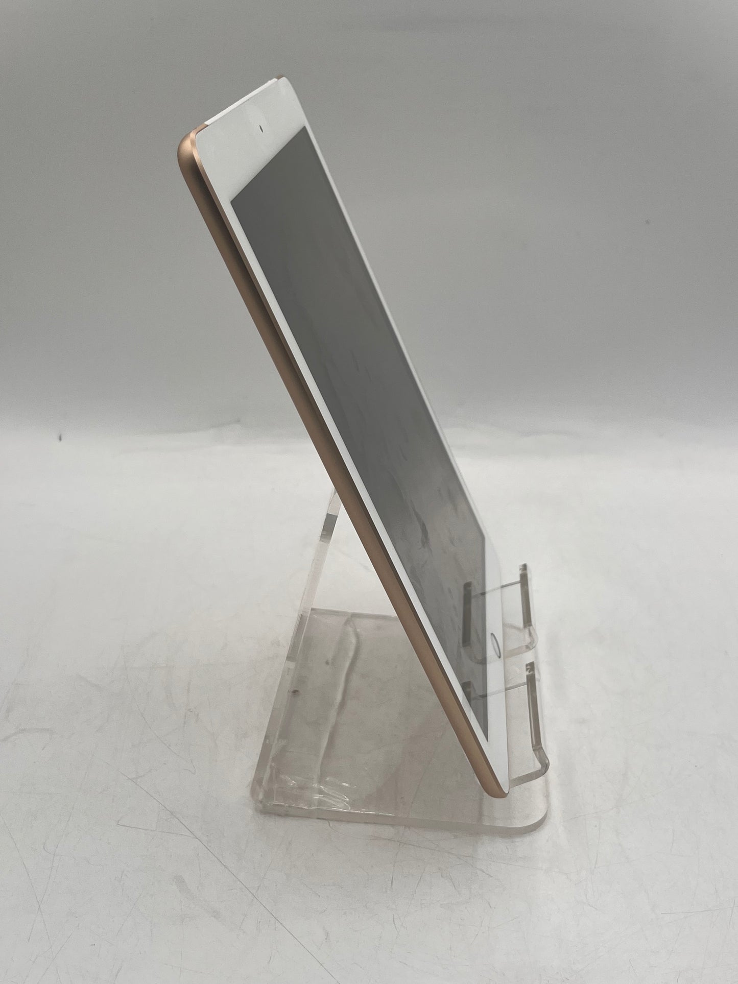 Unlocked  Apple iPad 5th Gen A1823 MPG62LL/A 32GB WiFi + Cellular Gold