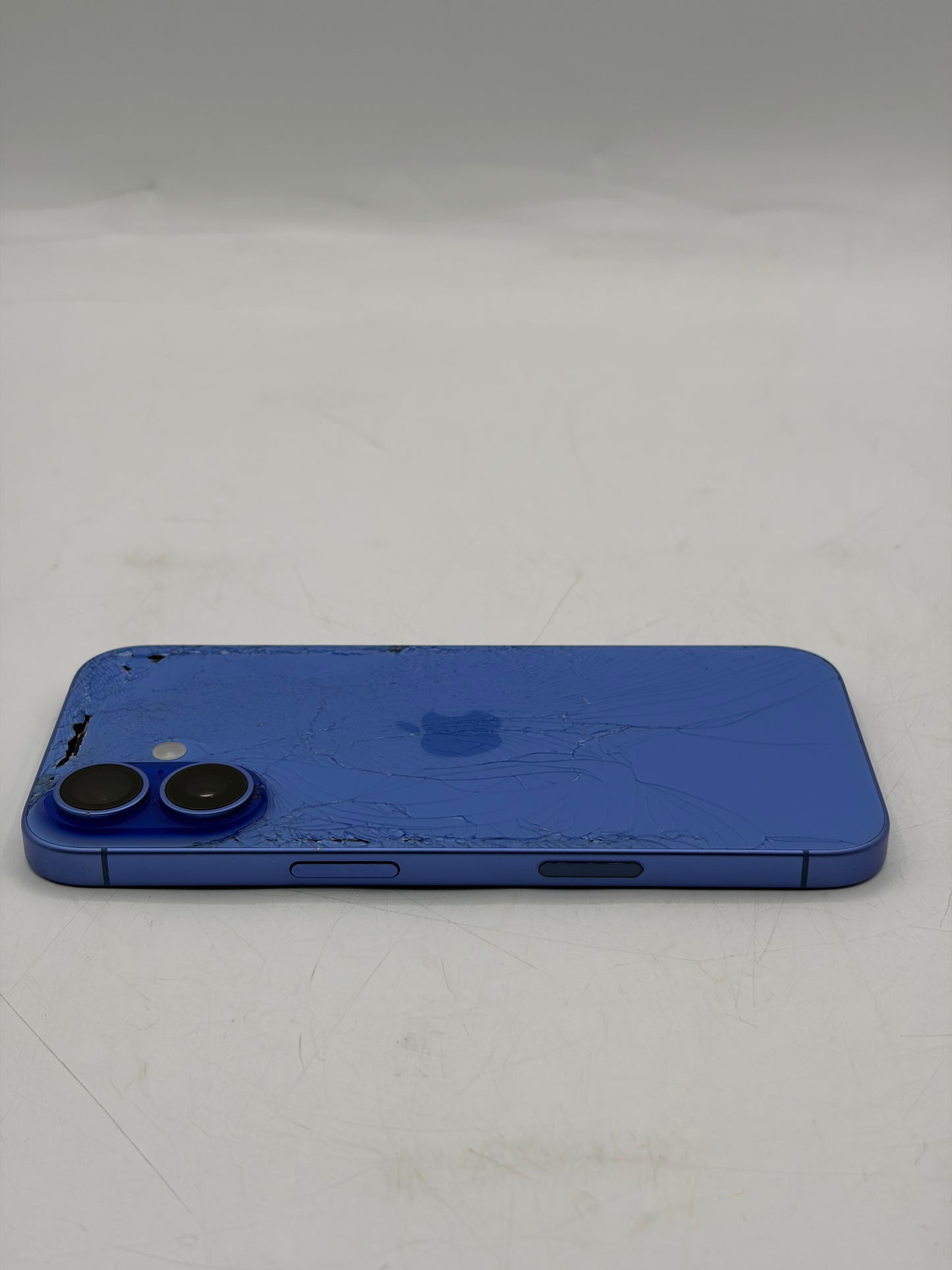 Unlocked Apple iPhone 16 128GB A3081 MYAT3LL/A - Blue 97% Battery CRACKED BACK