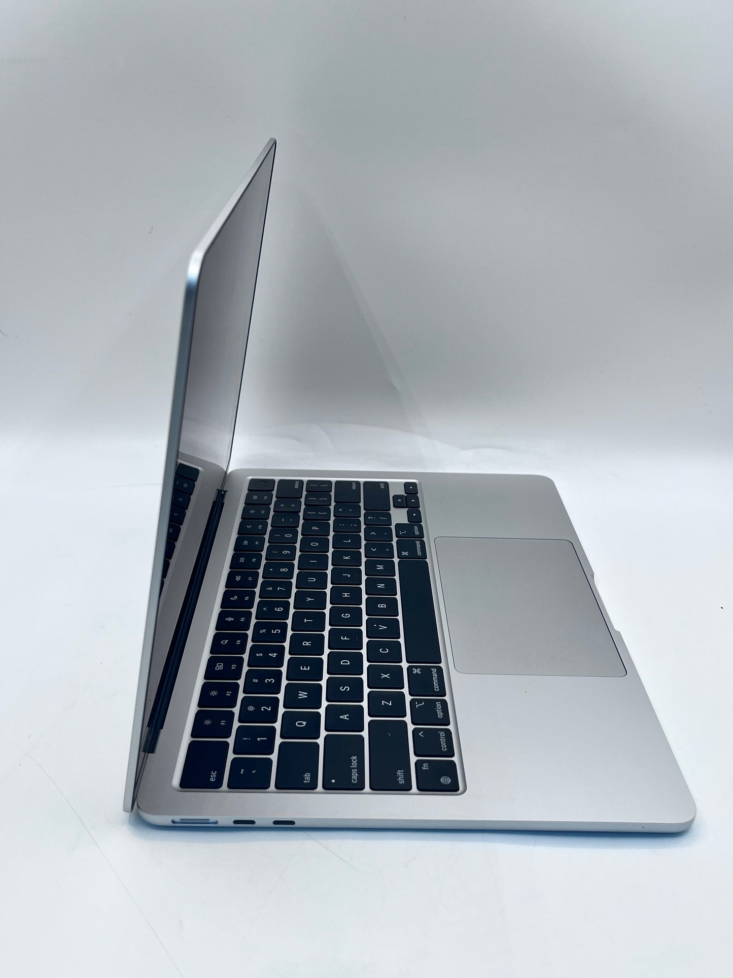 2022 Apple MacBook Air 13.3" M2 8GB 256GB A2681 REMOTELY MANAGED