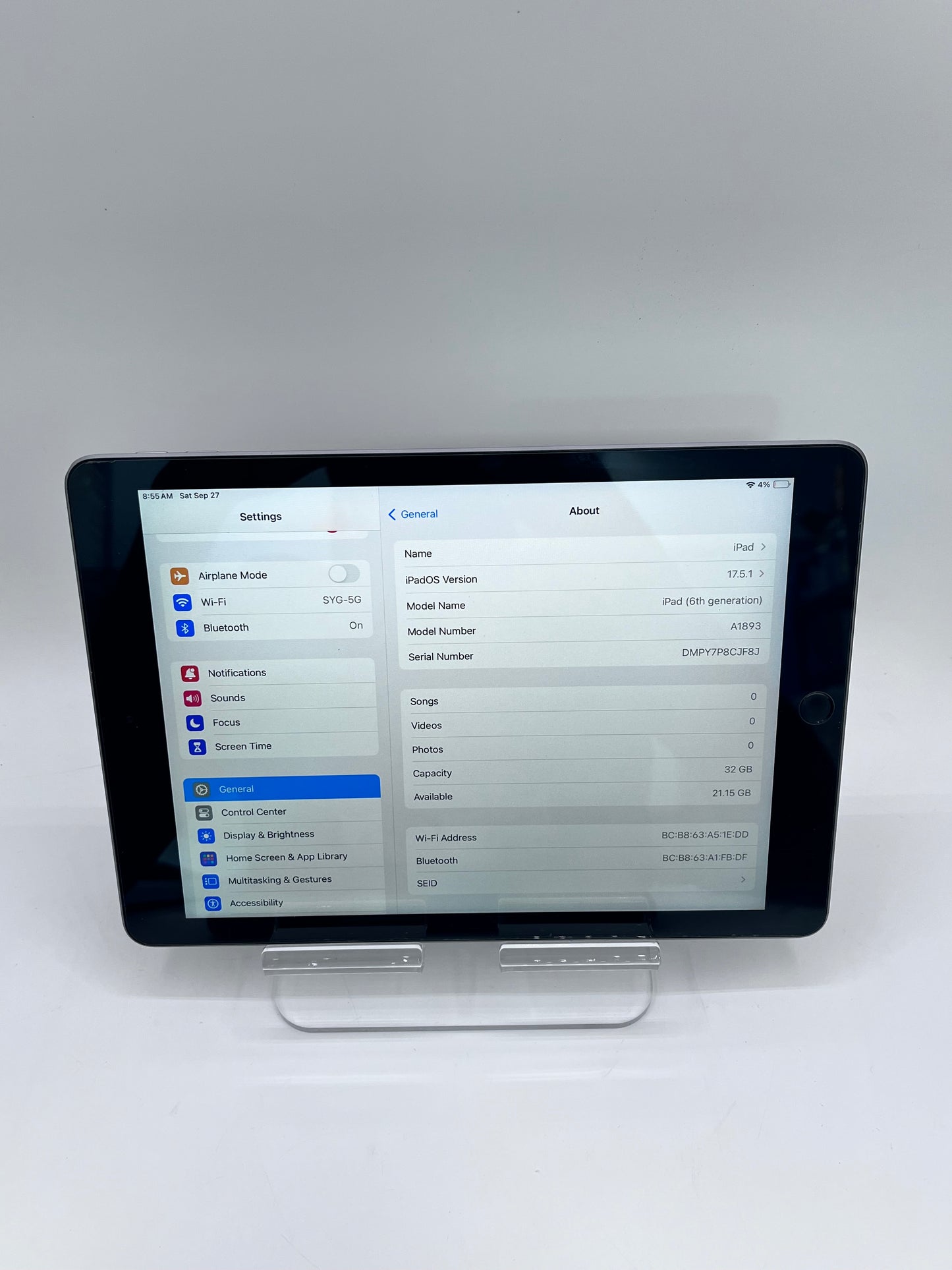 Apple iPad (6th Generation) A1893 32 GB, Wi-Fi, 9.7 in - Space Gray