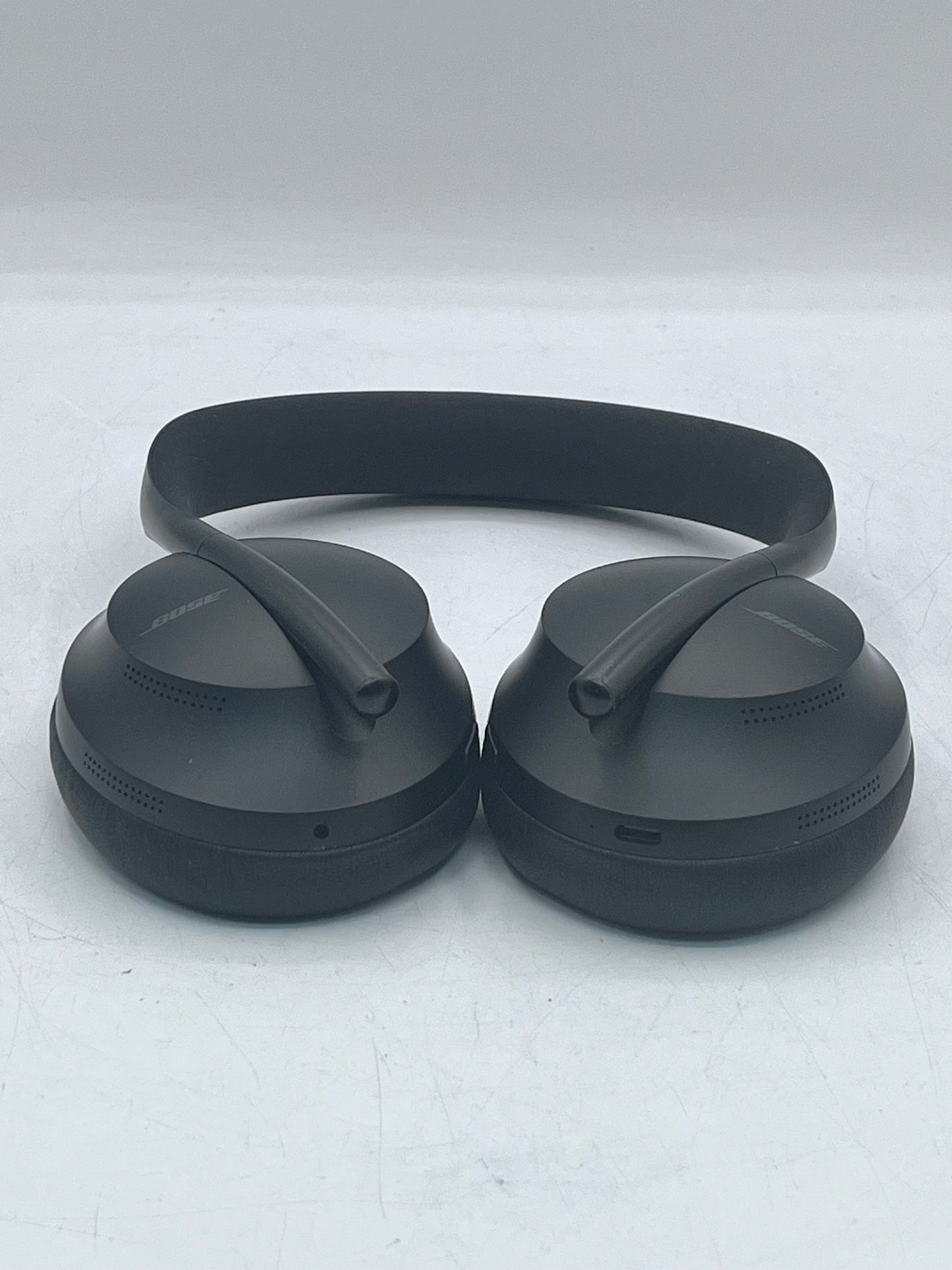 BOSE 700 hp Black Wireless Headphones - A with Carrying Case