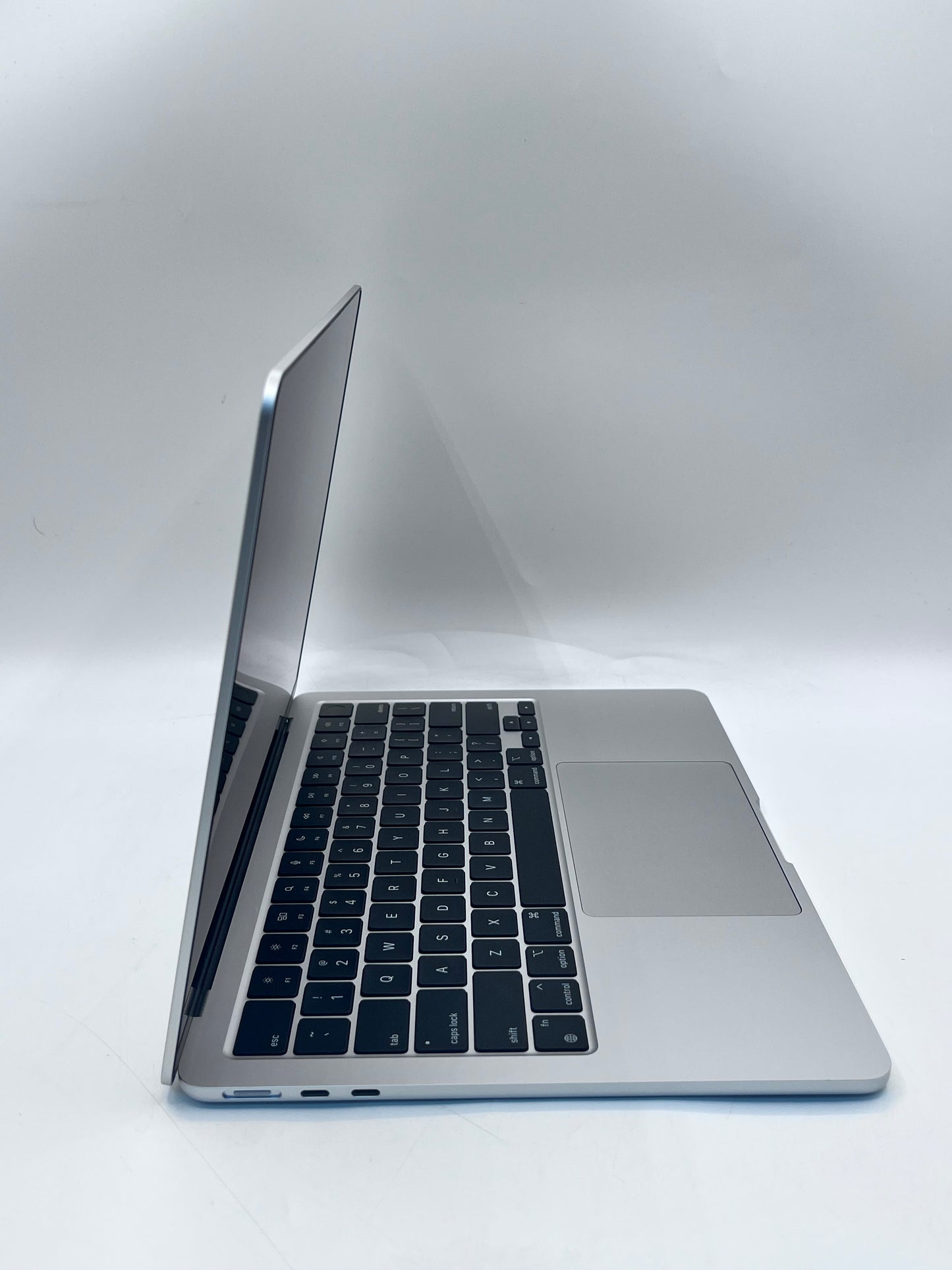 2022 Apple MacBook Air 13.3" M2 8GB 256GB A2681 REMOTELY MANAGED
