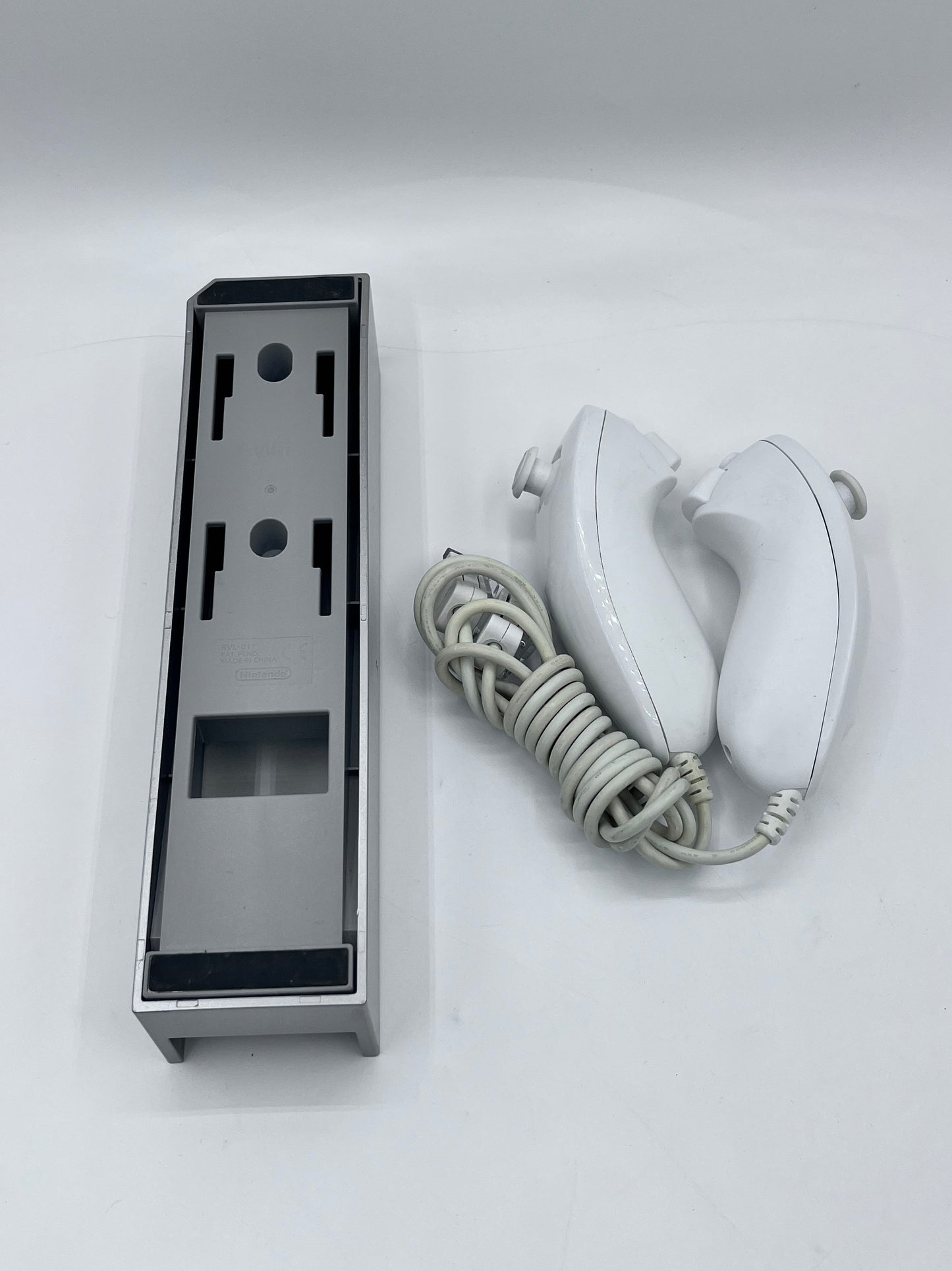 Nintendo Wii (RVL-001) Video Game System White 2006 with 2 Controllers