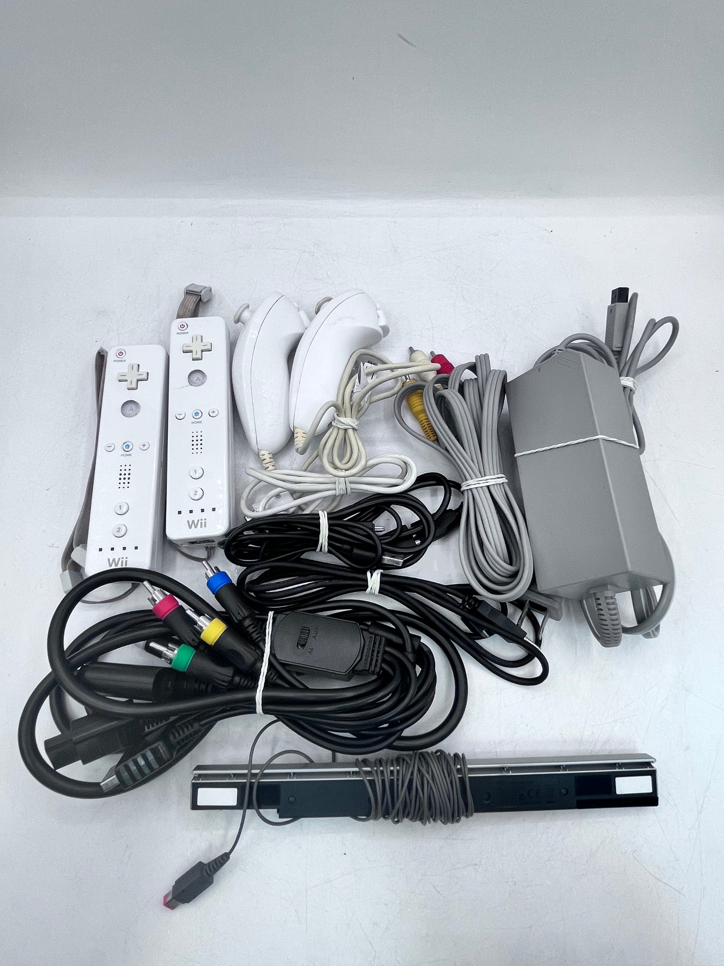 Nintendo Wii (RVL-001) Video Game System 2006 Wi-Fi Capability - White