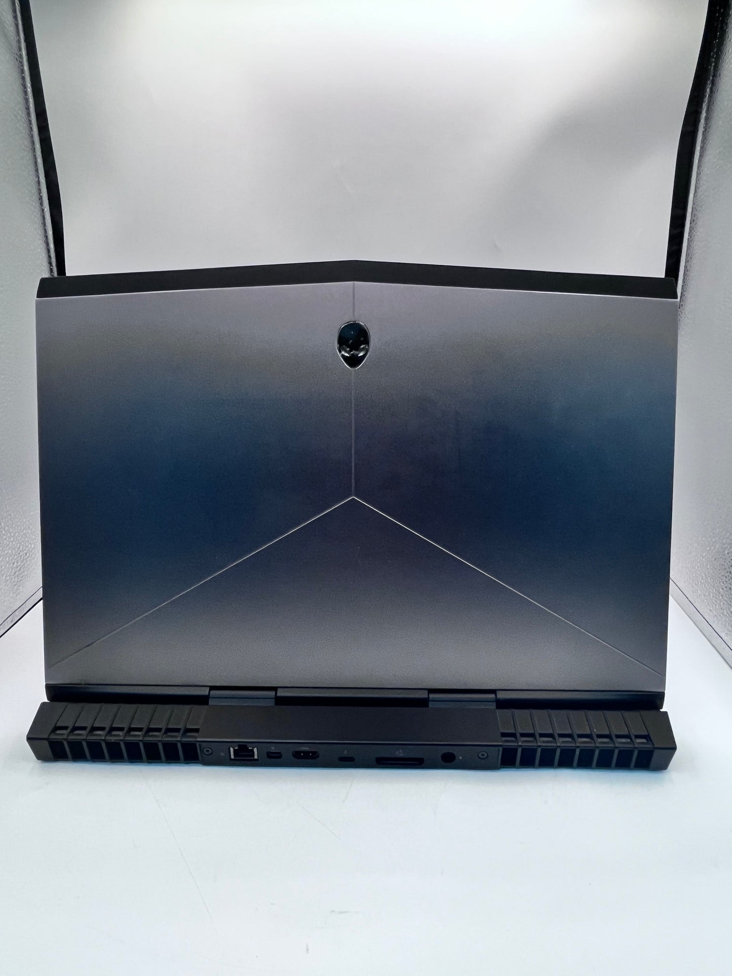 Alienware 15 R3 P69F 15.6" Core i7-7700HQ 2.80GHz 16GB 128GB  1TB HDD RTX 1070 READ
