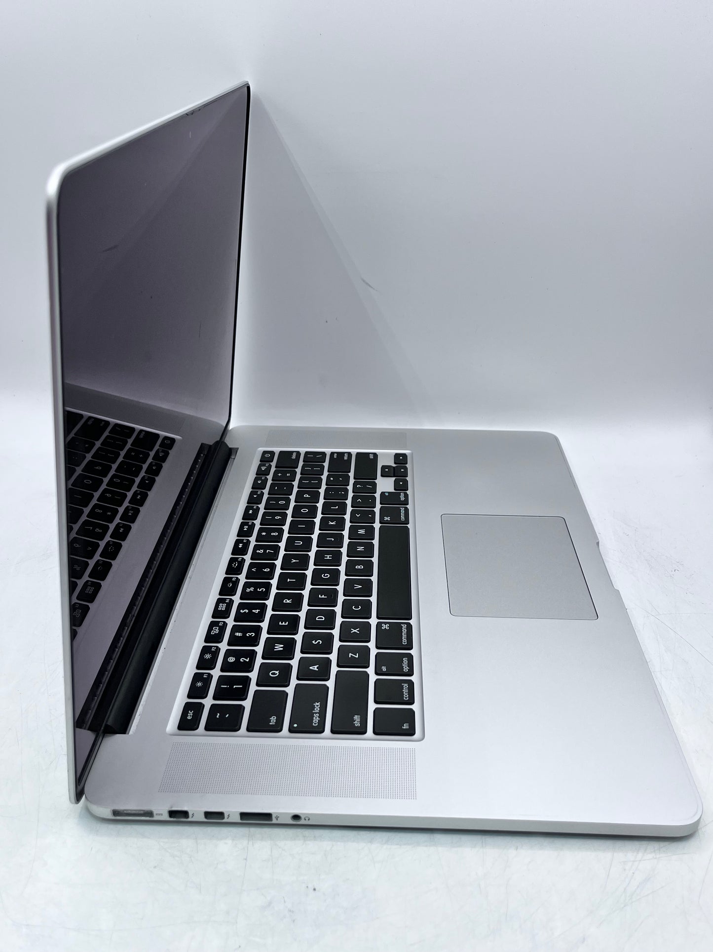 Apple MacBook Pro 15.4″ A1398 Core i7 2.8GHz 16GB 512GB 2015 - Silver