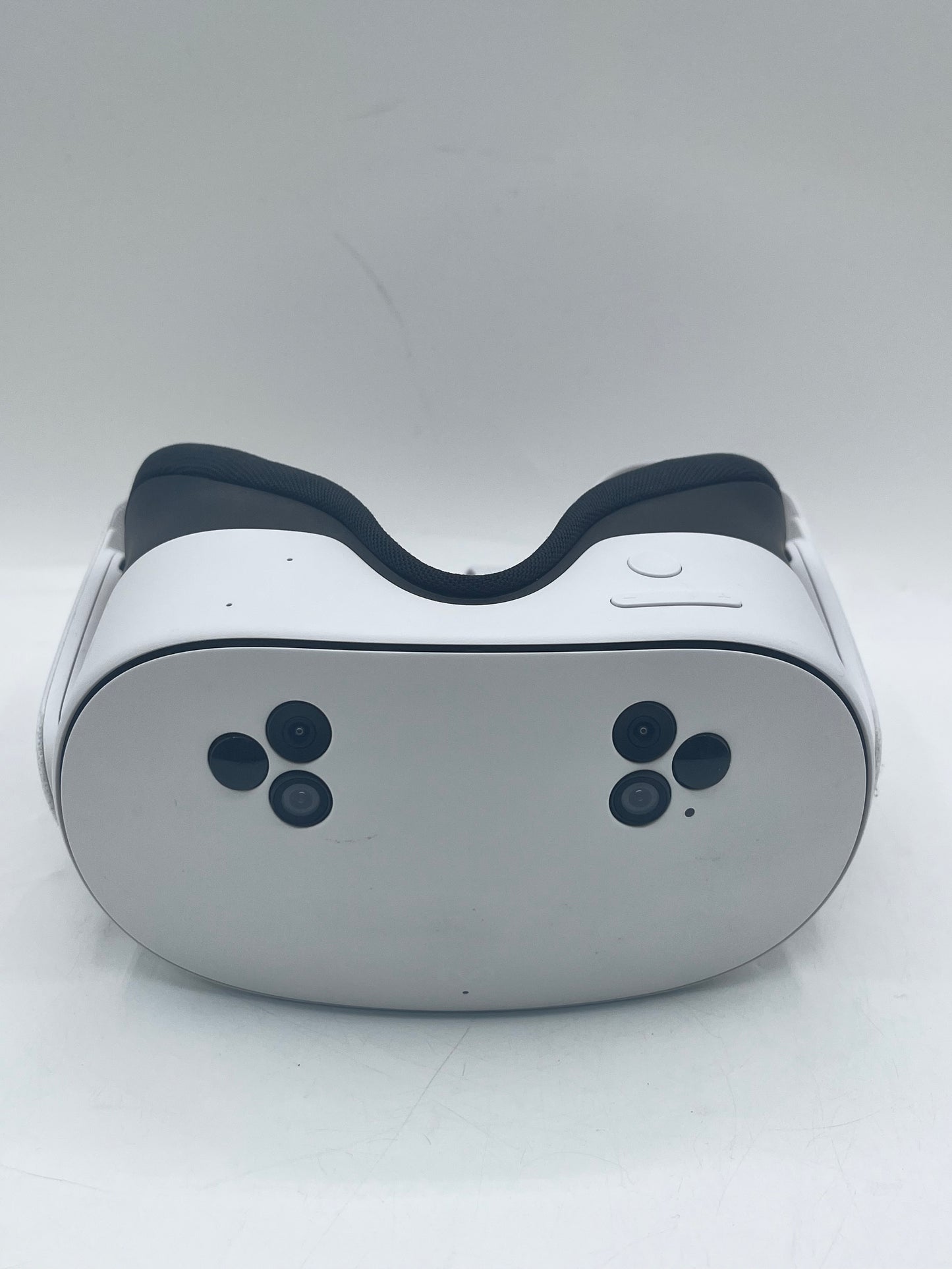 Oculus Quest 3S Video Game System 128GB White