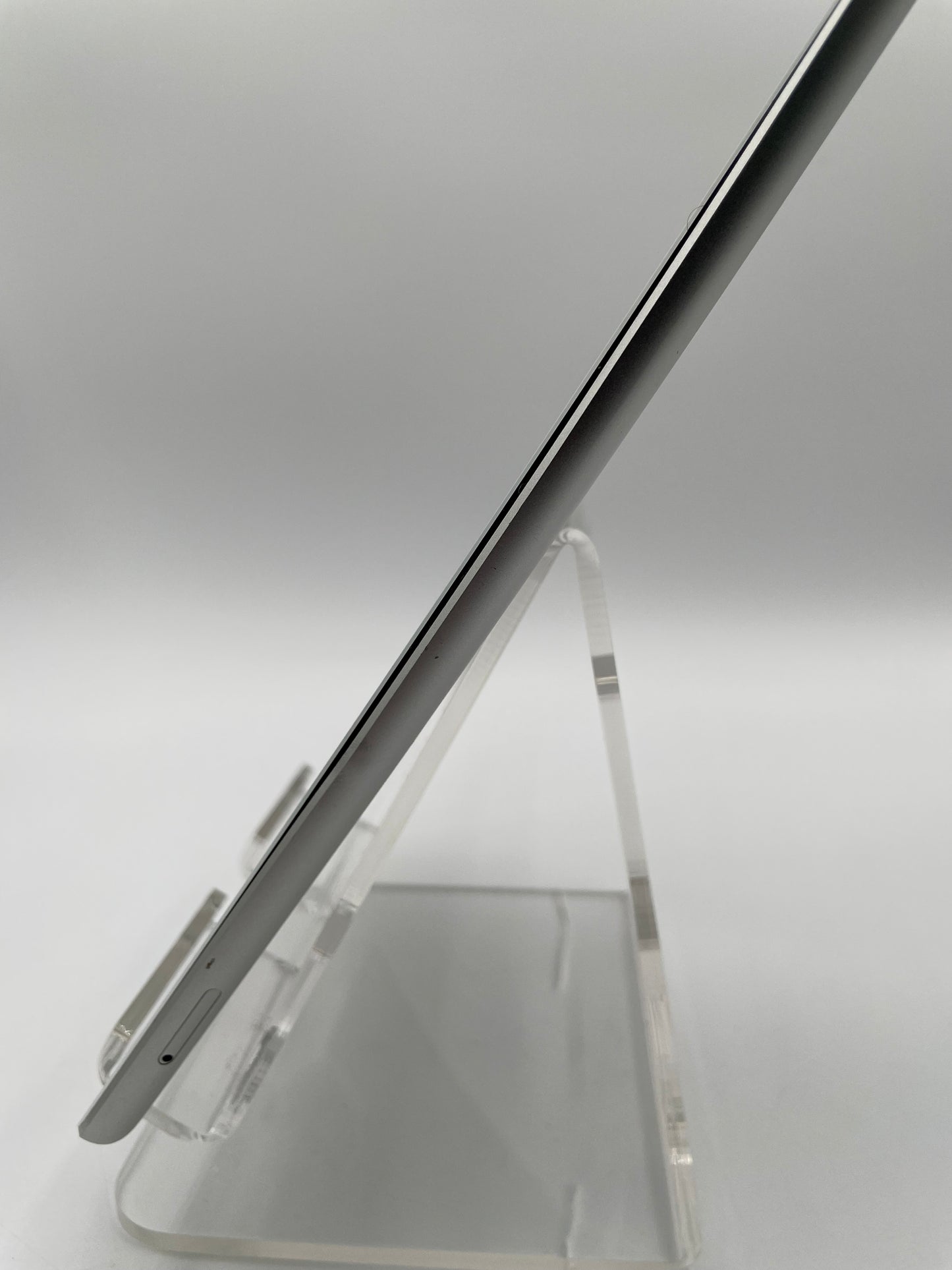 Unlocked Apple iPad (7th Gen) A2200 MW6X2LL/A 32GB - Silver READ