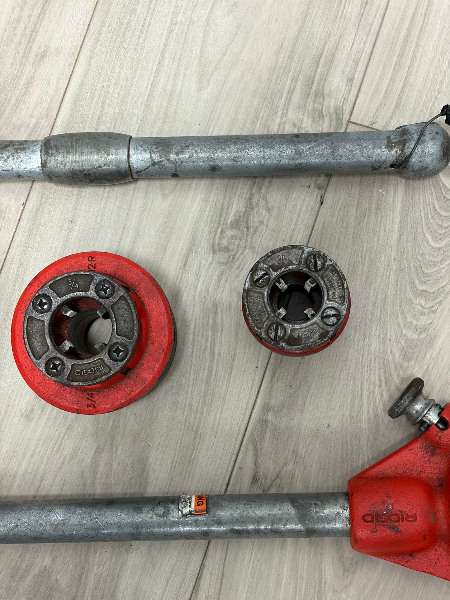 RIDGID 36475 Ratcheting Pipe Threader Set with 1/2" to 1 1/4" Dies