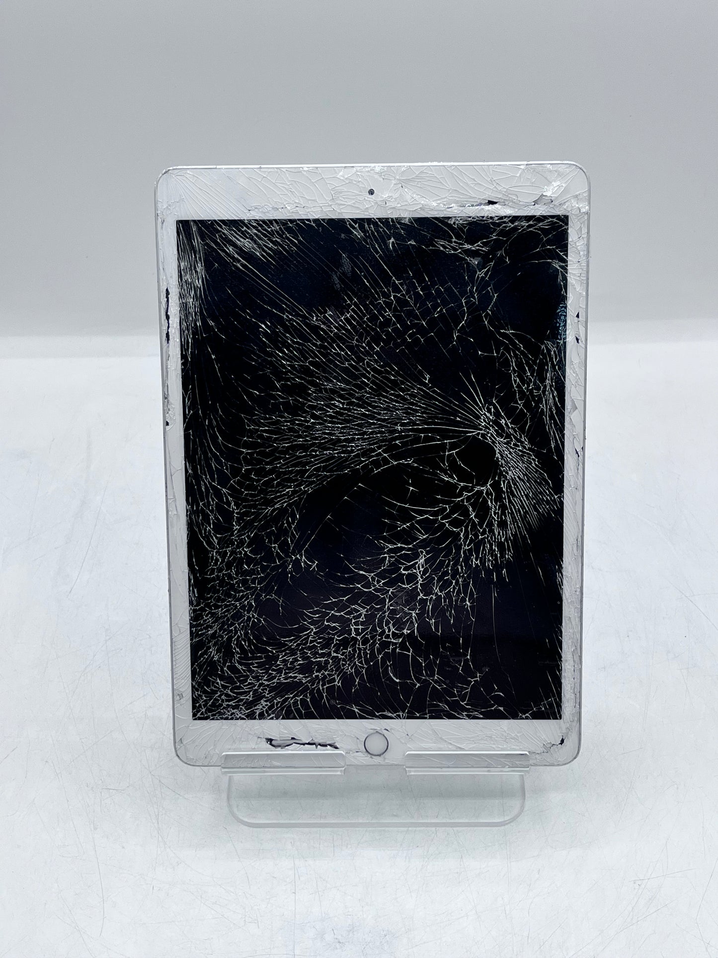 Unlocked Apple iPad (7th Gen) A2200  32GB - Silver READ