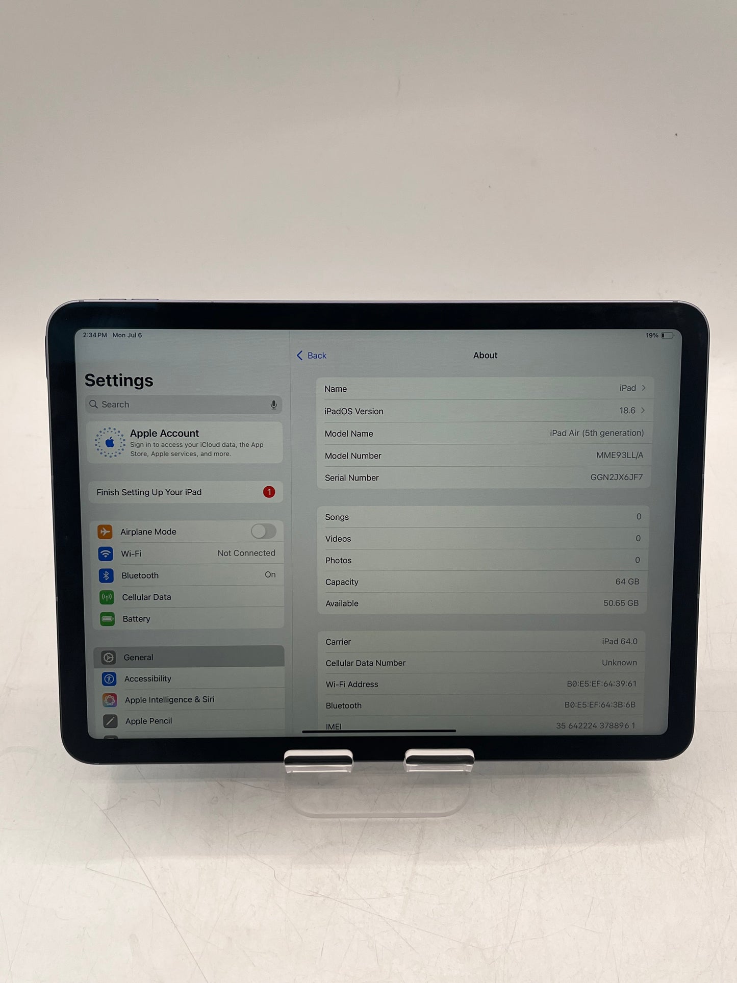 Apple iPad Air (5th Gen) A2589 MMWE93LL/A 64GB Wi‑Fi Only Tablet + Stylus + Keyboard - Purple