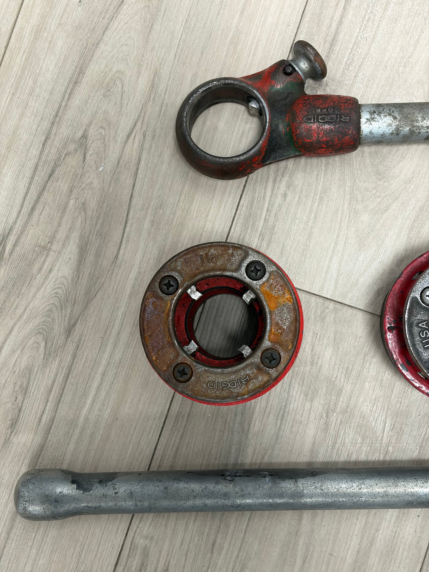RIDGID 36475 Ratcheting Pipe Threader Set with 1/2" to 1 1/4" Dies
