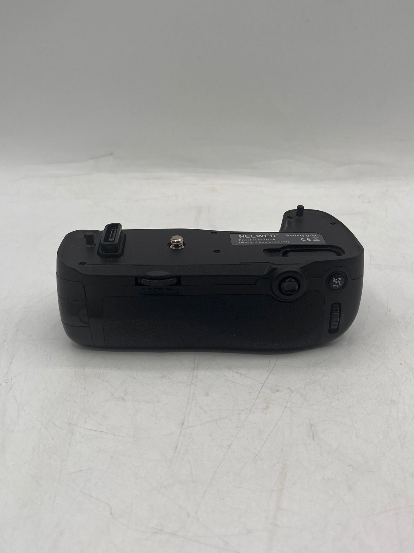 NEEWER MB-D16 Multi Power Battery Grip for Nikon D750 - Black