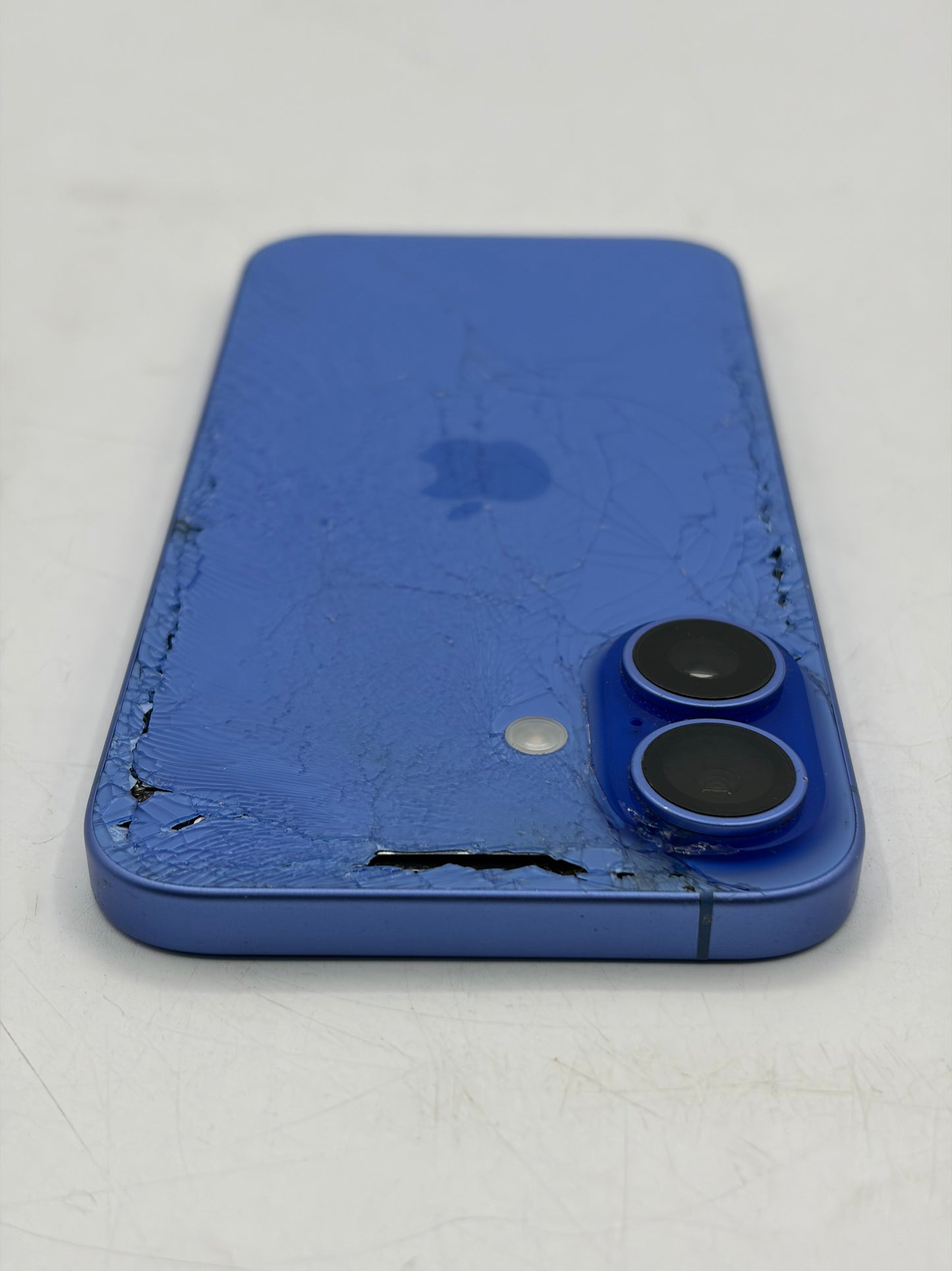 Unlocked Apple iPhone 16 128GB A3081 MYAT3LL/A - Blue 97% Battery CRACKED BACK