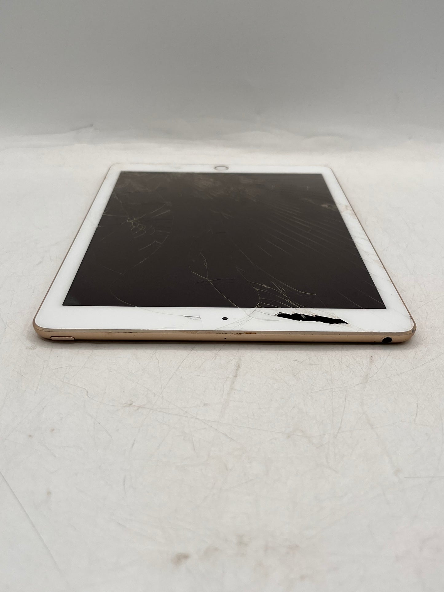 Apple iPad (5th Gen) A1822 (2017) Wi-Fi Only 32GB Tablet Broken Rose Gold