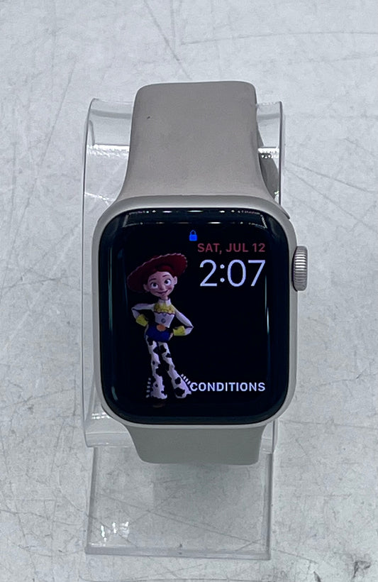 Apple SE 2nd Gen Smart Watch 40mm GPS Only -Starlight