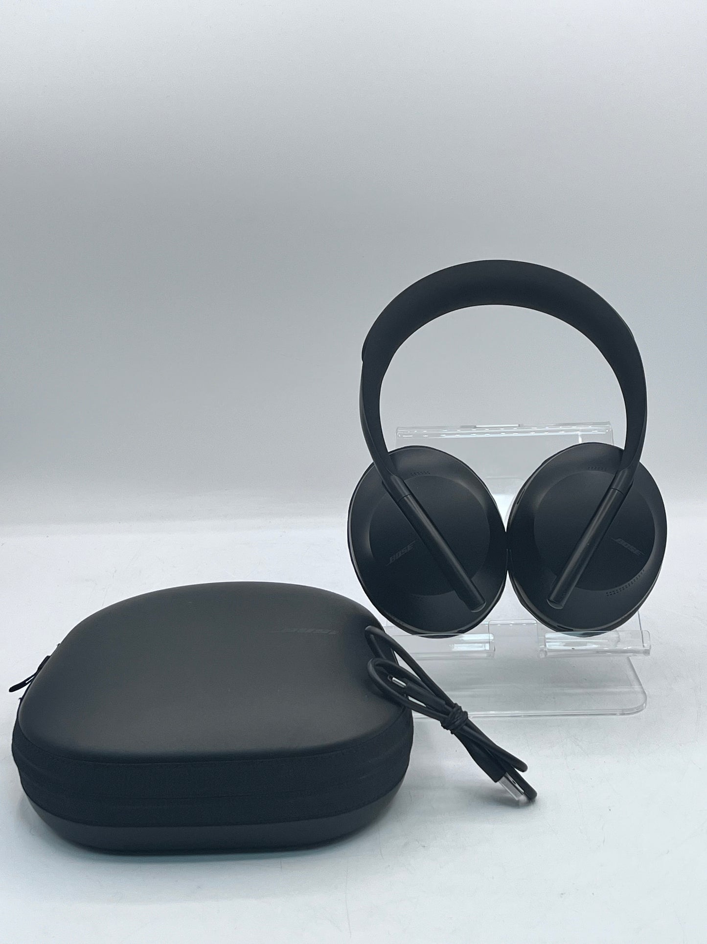 BOSE 700 hp Black Wireless Headphones - A with Carrying Case