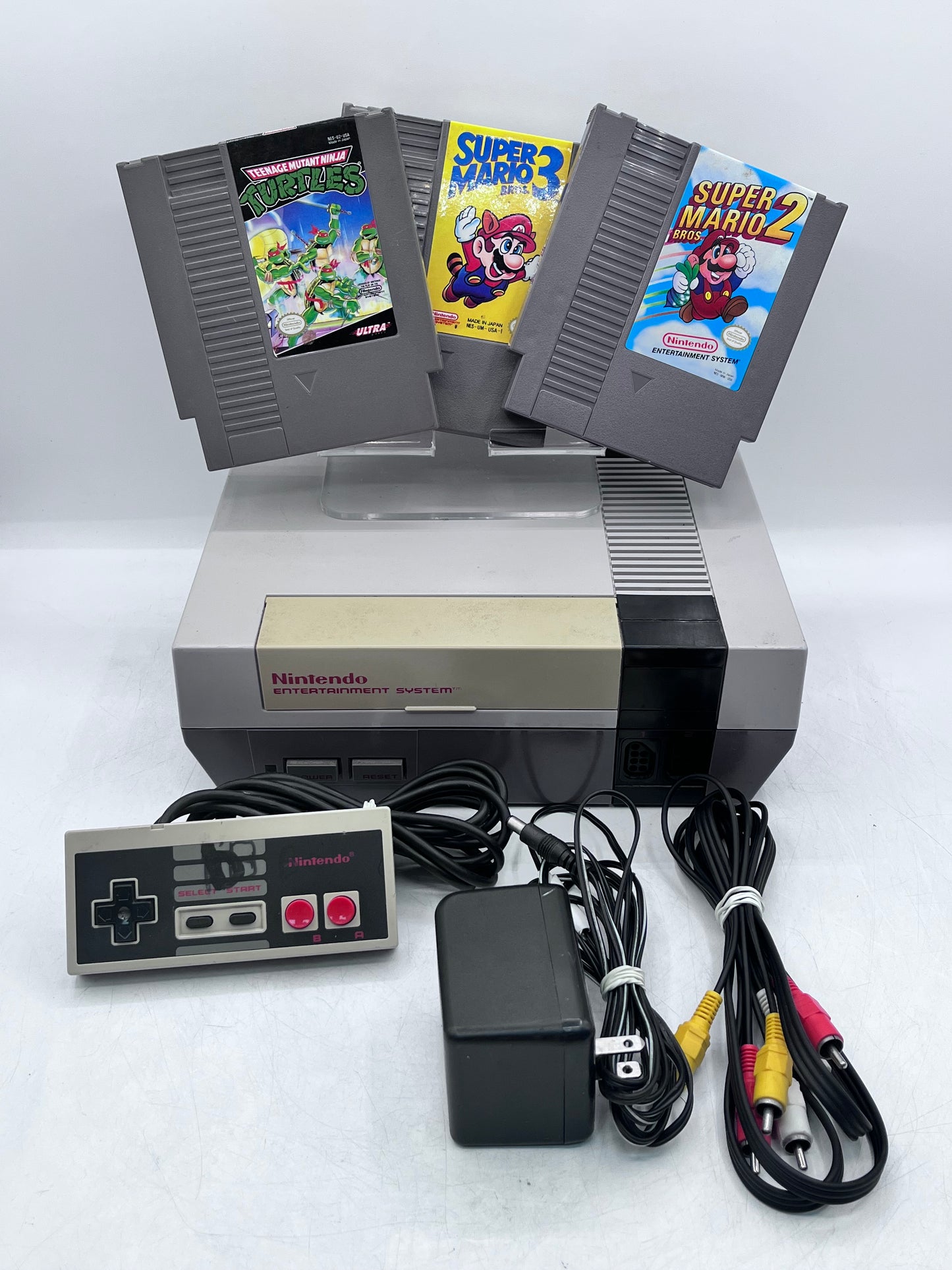 Vintage Nintendo Entertainment System NES Console NES-001 & Game Bundle