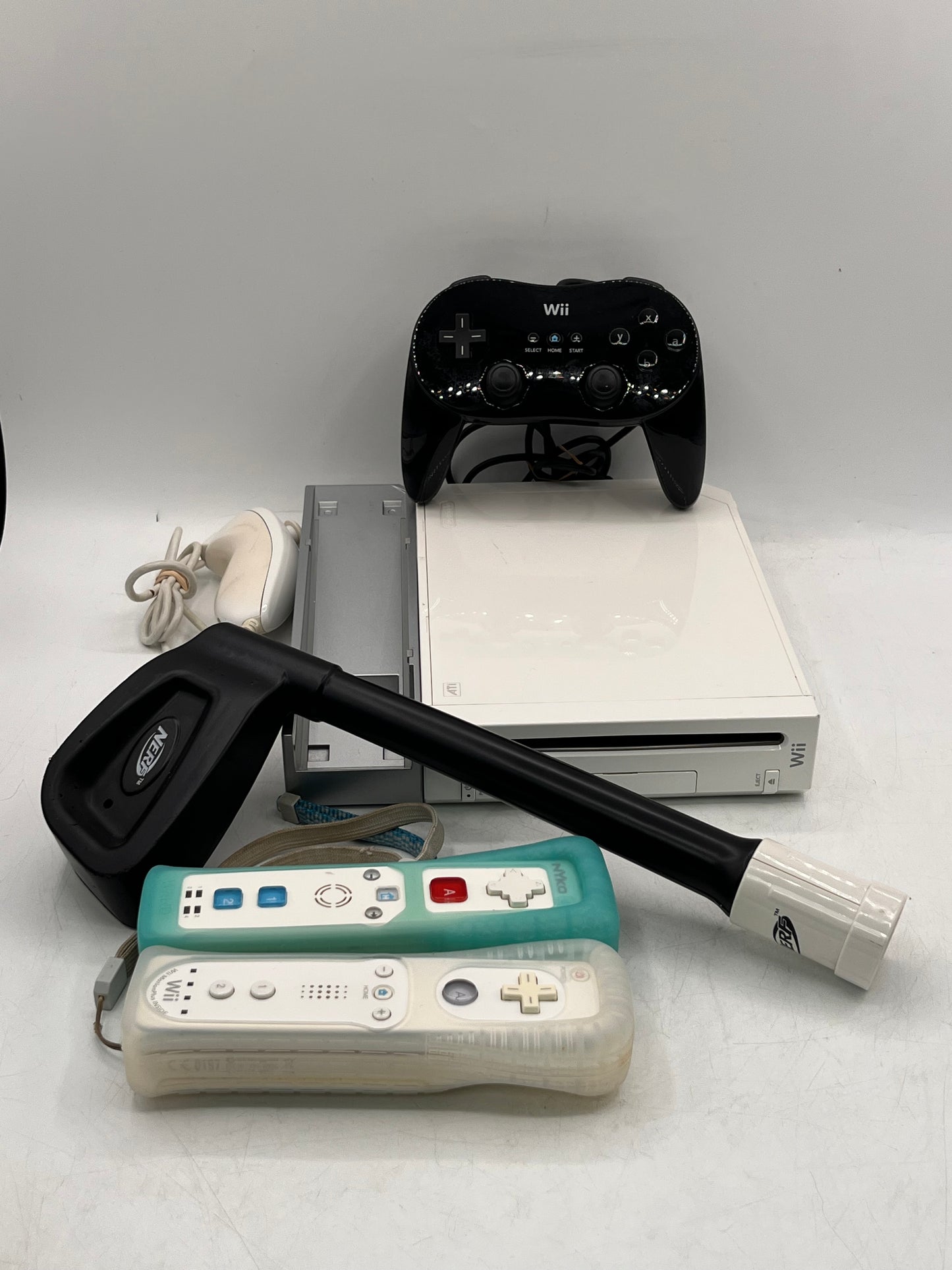 Nintendo Wii RVL-001 2006 Video Game Console 1TB Tested Functional with 2 Controllers - White