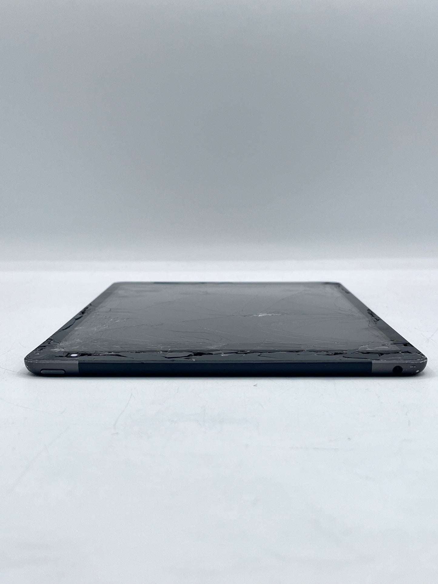 Apple iPad (9th Gen) A2603 - Space Gray - Broken - Cellular - 64GB