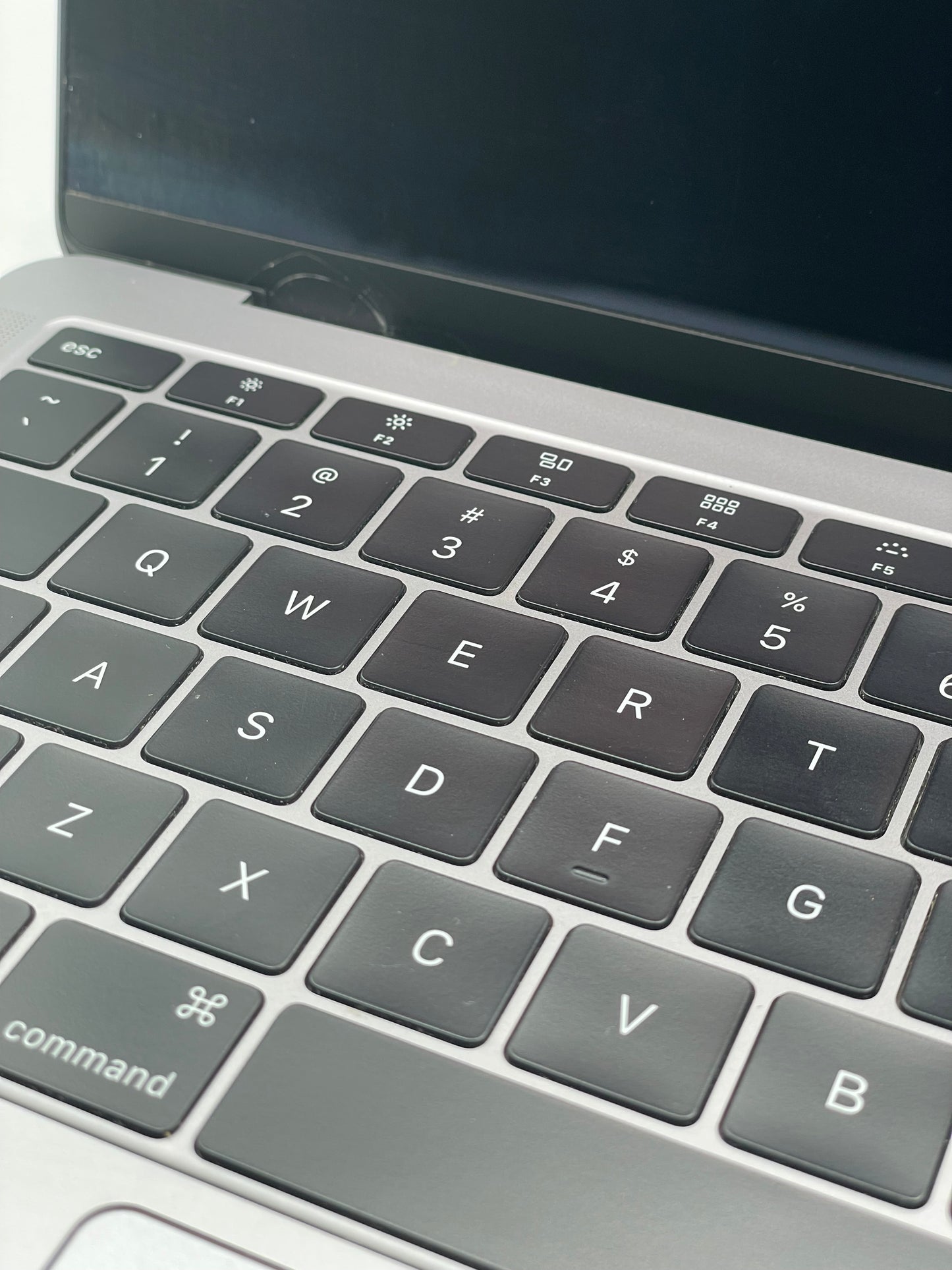 2019 Apple Macbook Air 13' i5 8GB 128GB A1932 MVFH2LL/A Space Gray READ
