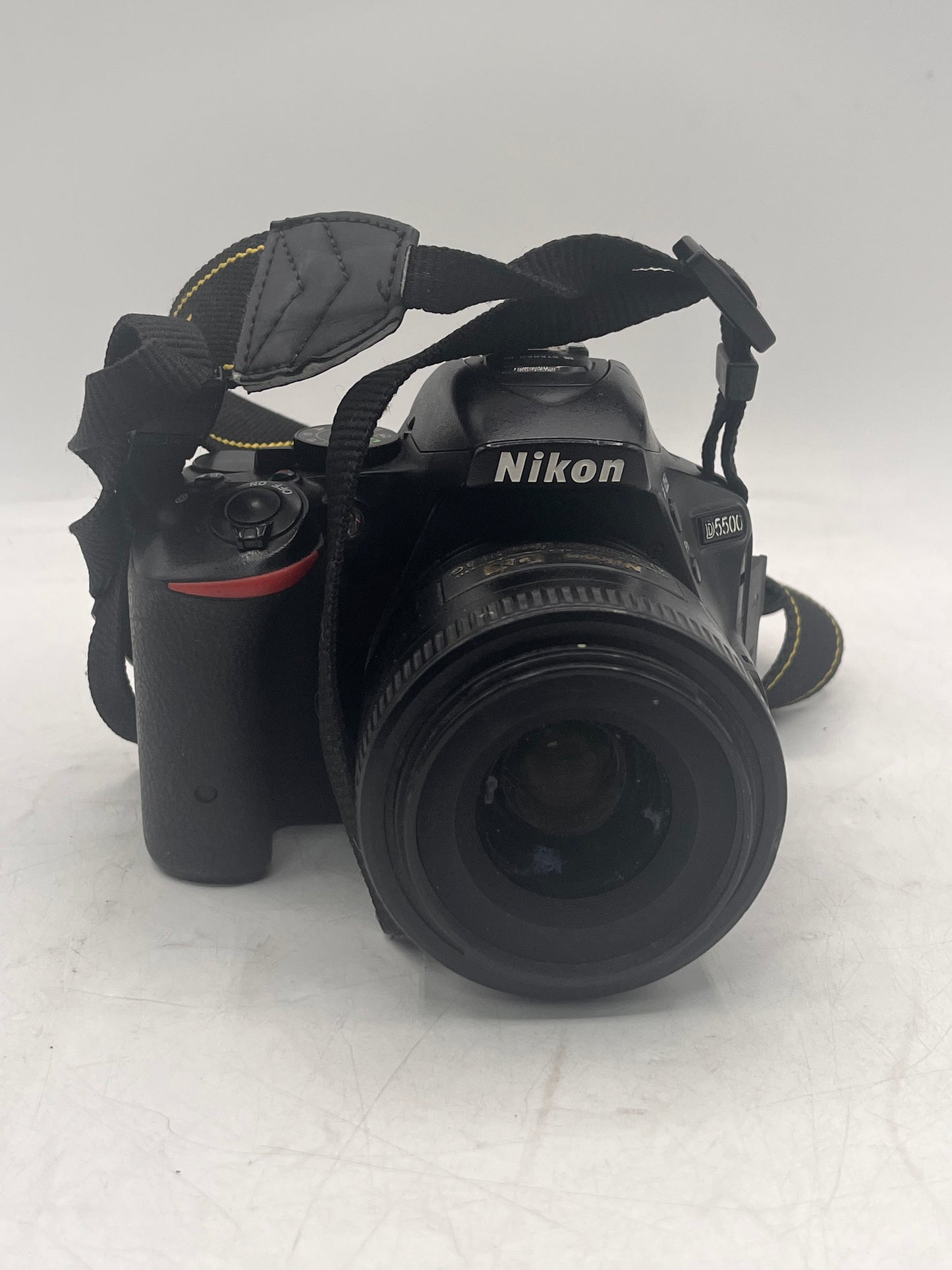 Nikon D5500 Digital Camera with DX AF-S NIKKOR 35mm 1:1.8G Camera Lens READ