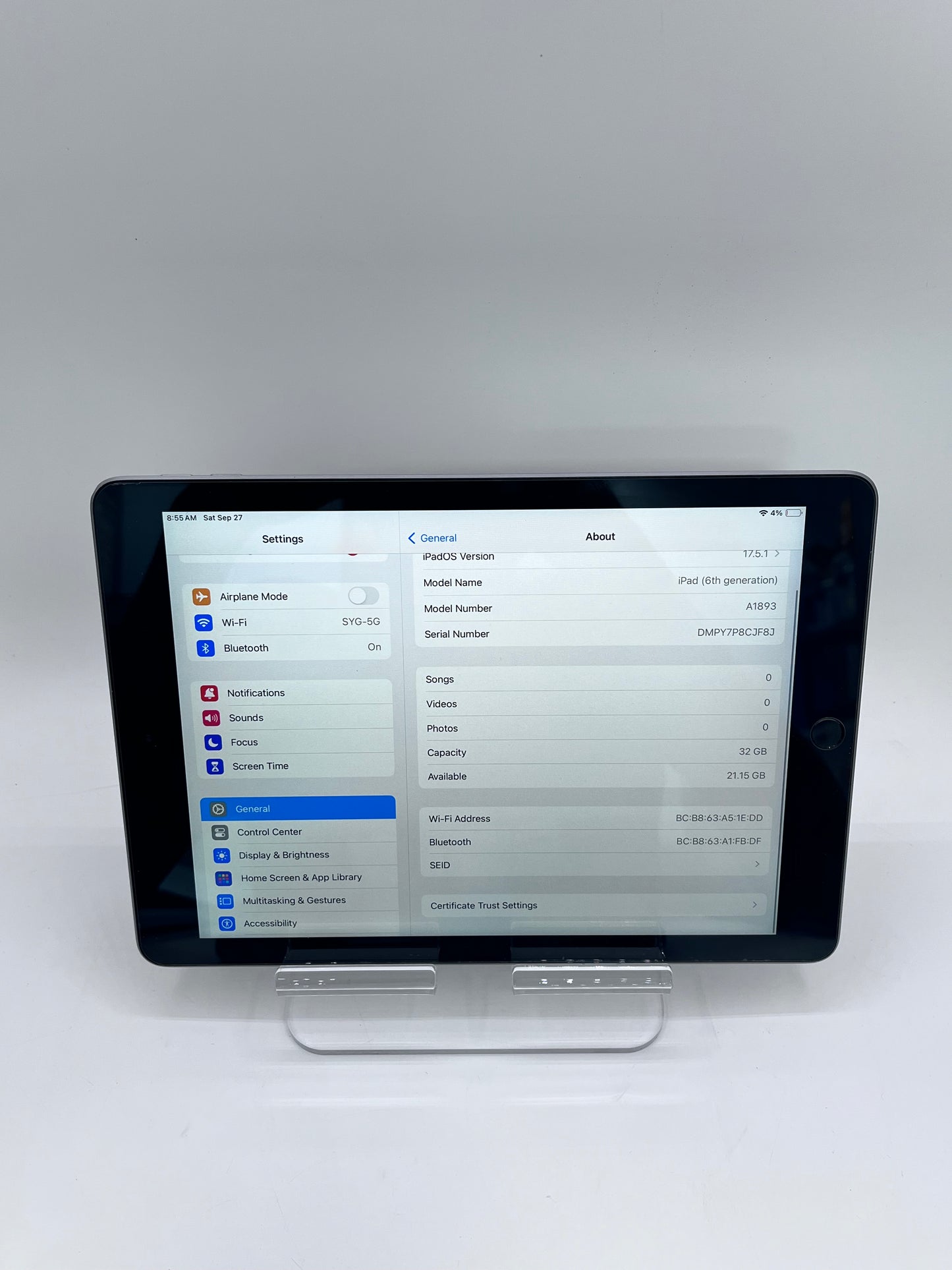 Apple iPad (6th Generation) A1893 32 GB, Wi-Fi, 9.7 in - Space Gray