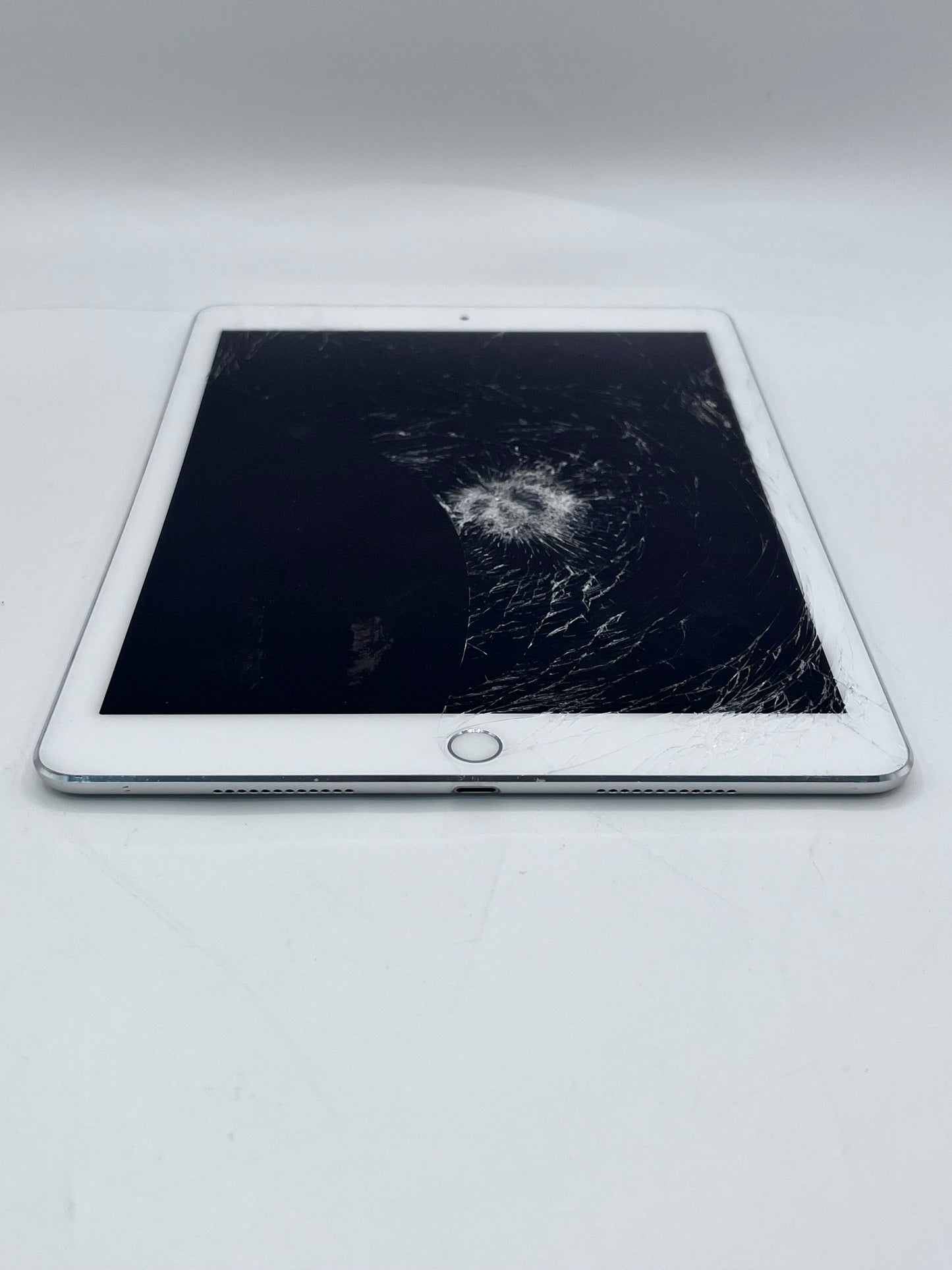 Unlocked Apple iPad Pro (9.7-inch) A1674 32 GB, Wi-Fi + 4G, 9.7 in - Silver
