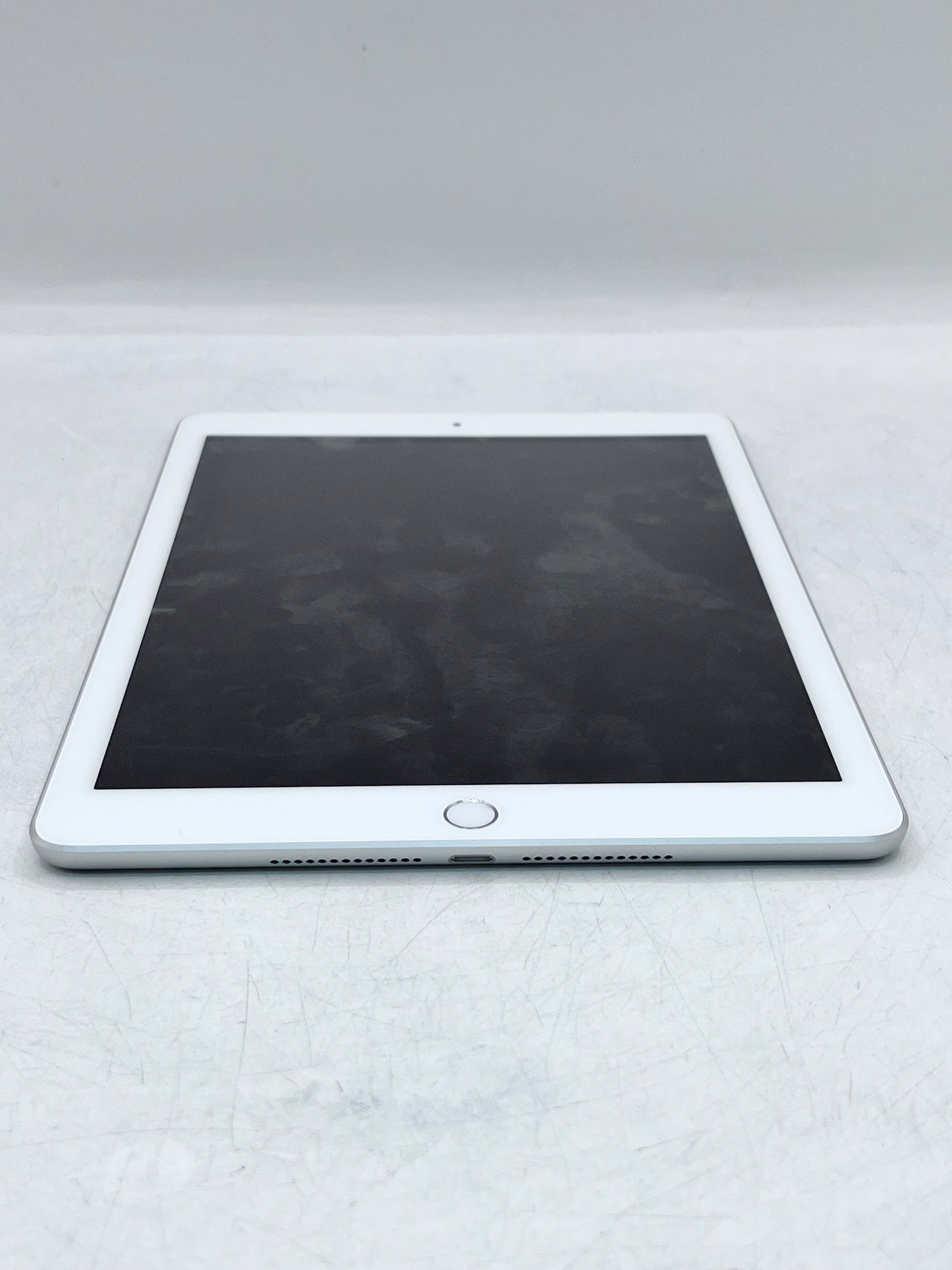 Unlocked  Apple iPad (6th Gen) A1954 MR6P2LL/A 32GB White Great Condition
