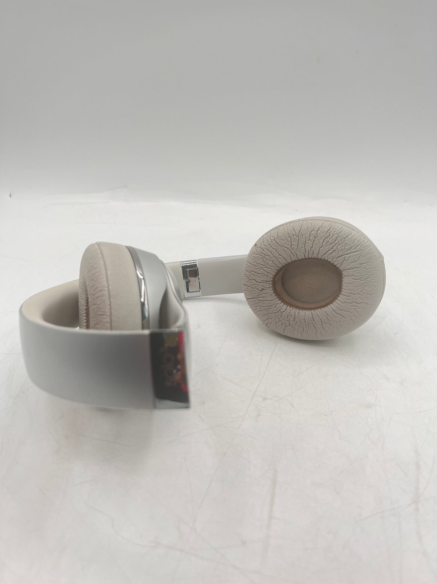 Beats Solo3 Wireless Bluetooth Over-Ear Headphones - Silver (MT293LL/A)