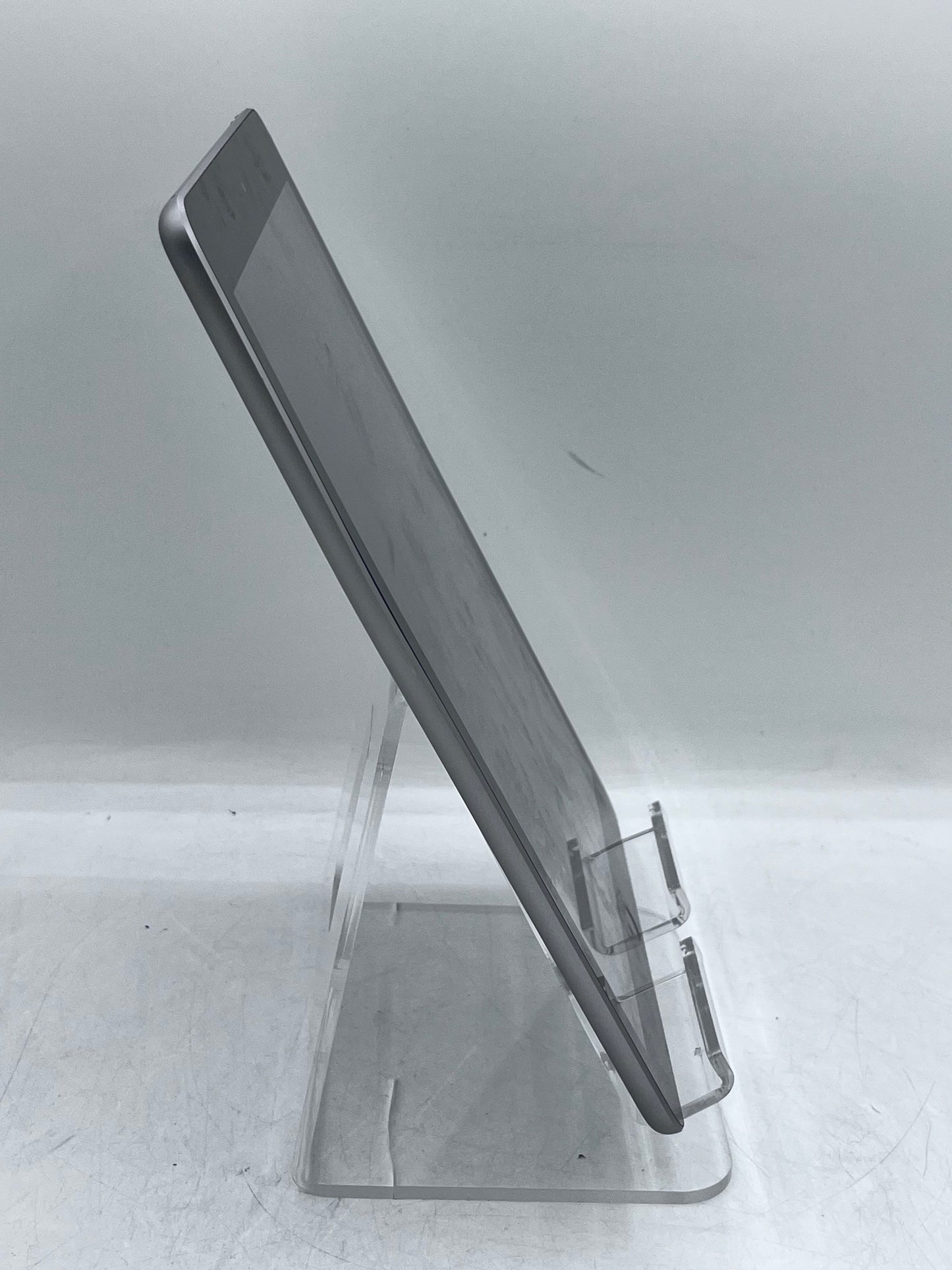 Apple iPad (5th Gen) A1822 32GB WiFi - Space Gray
