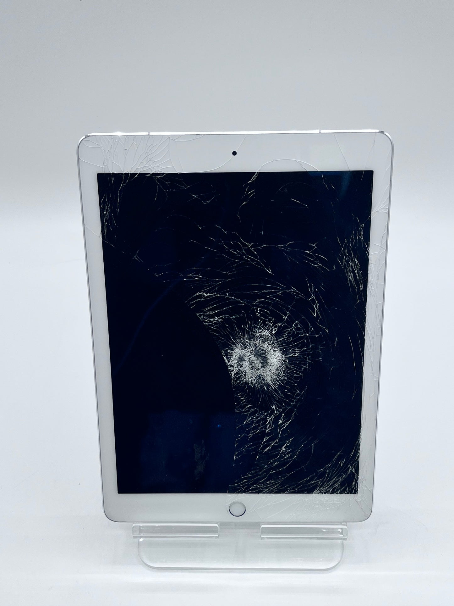 Unlocked Apple iPad Pro (9.7-inch) A1674 32 GB, Wi-Fi + 4G, 9.7 in - Silver