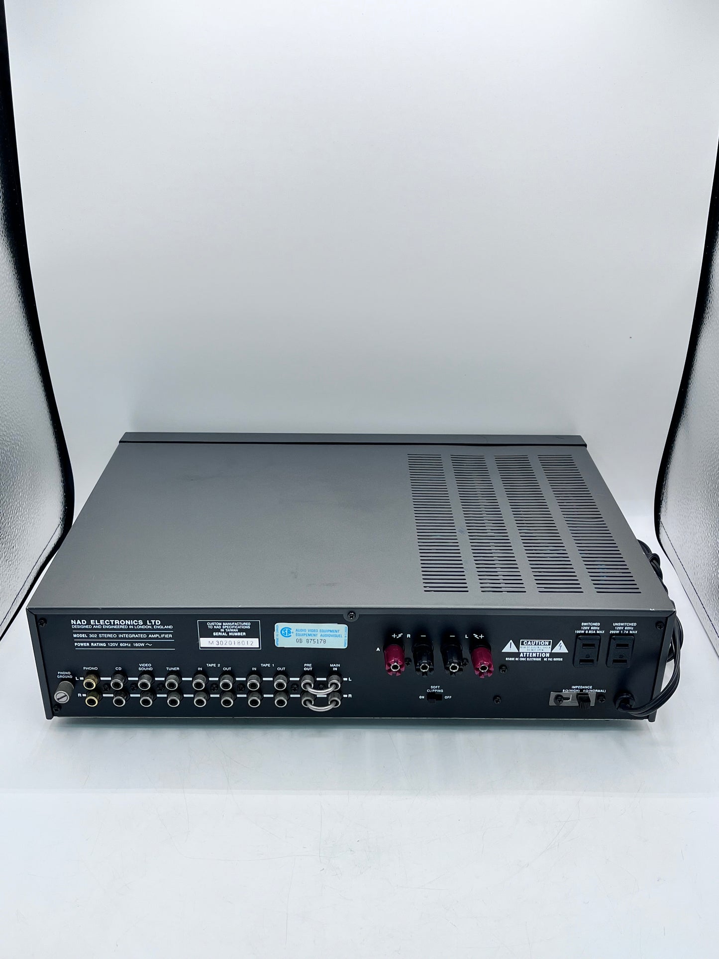 NAD Stereo Integrated Amplifier 302 with Phono Input - Free Shipping!