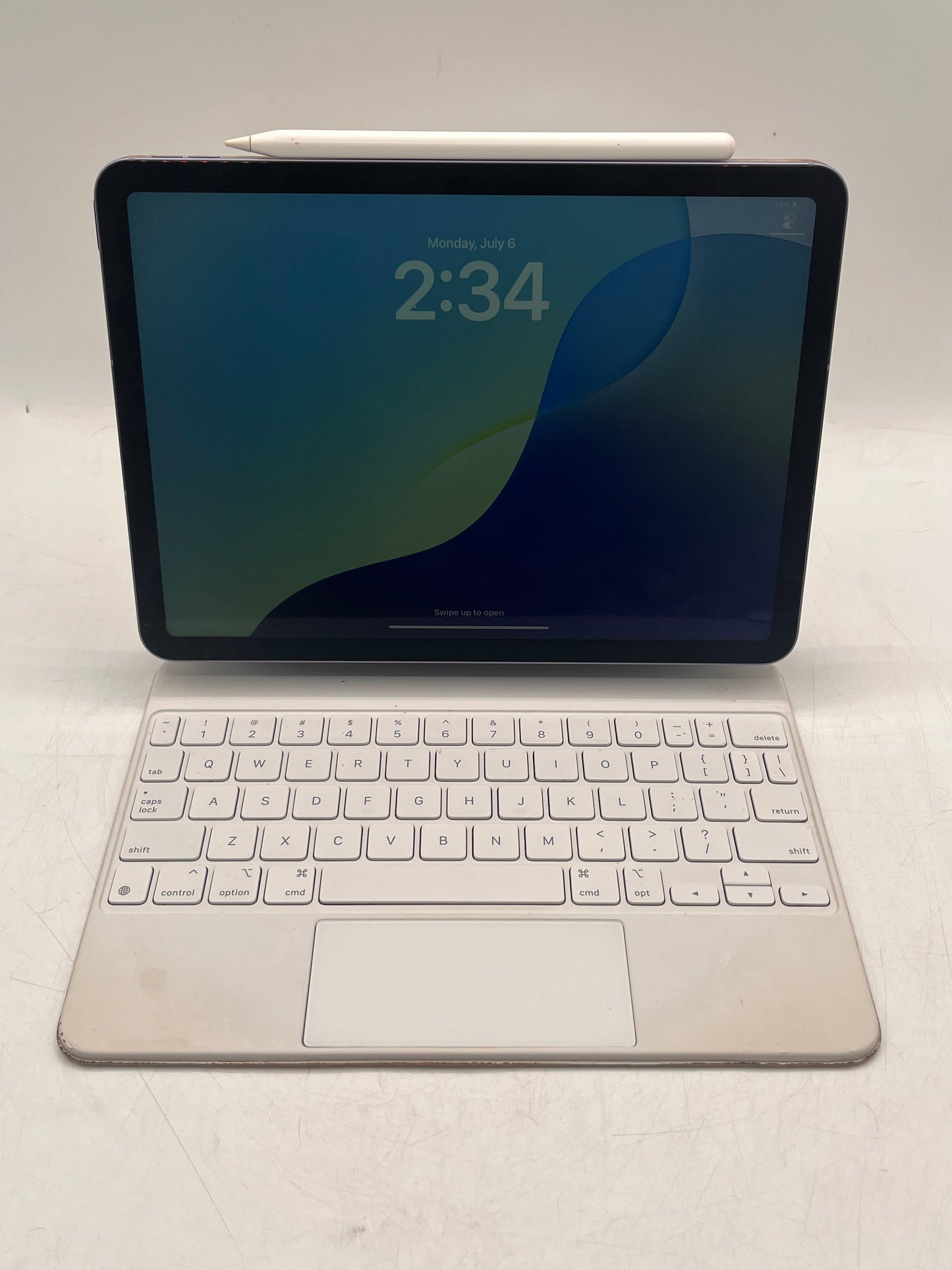 Apple iPad Air (5th Gen) A2589 MMWE93LL/A 64GB Wi‑Fi Only Tablet + Stylus + Keyboard - Purple