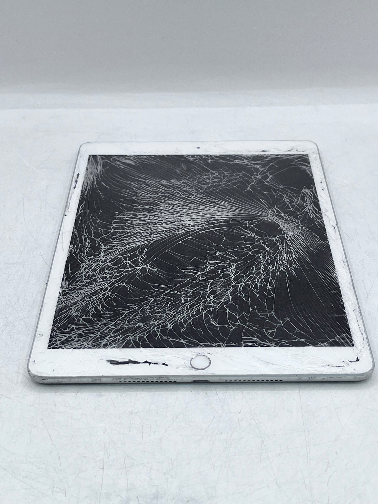 Unlocked Apple iPad (7th Gen) A2200  32GB - Silver READ