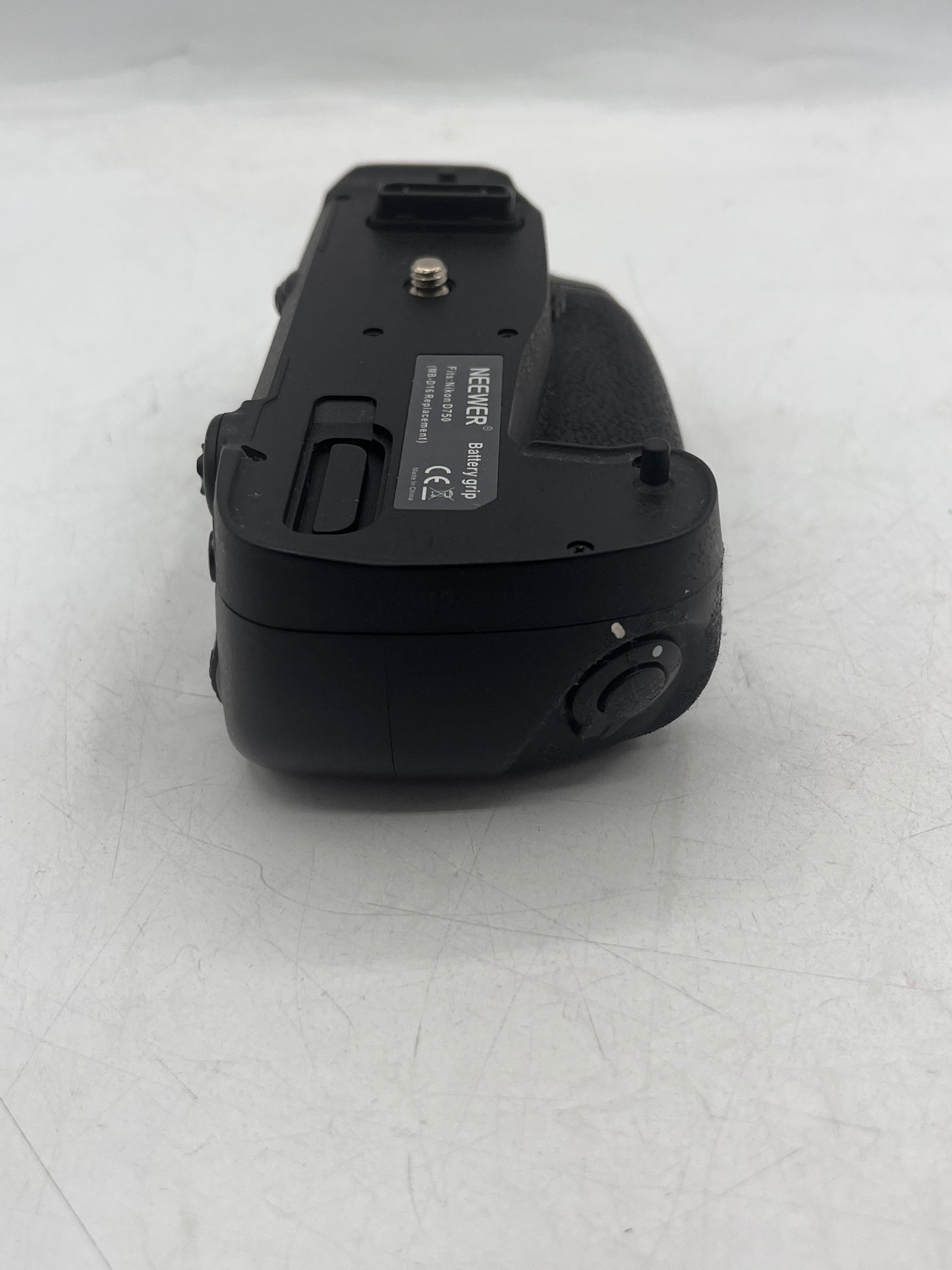 NEEWER MB-D16 Multi Power Battery Grip for Nikon D750 - Black