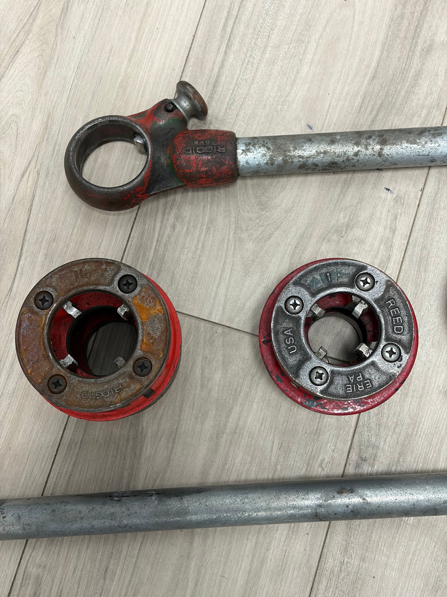 RIDGID 36475 Ratcheting Pipe Threader Set with 1/2" to 1 1/4" Dies
