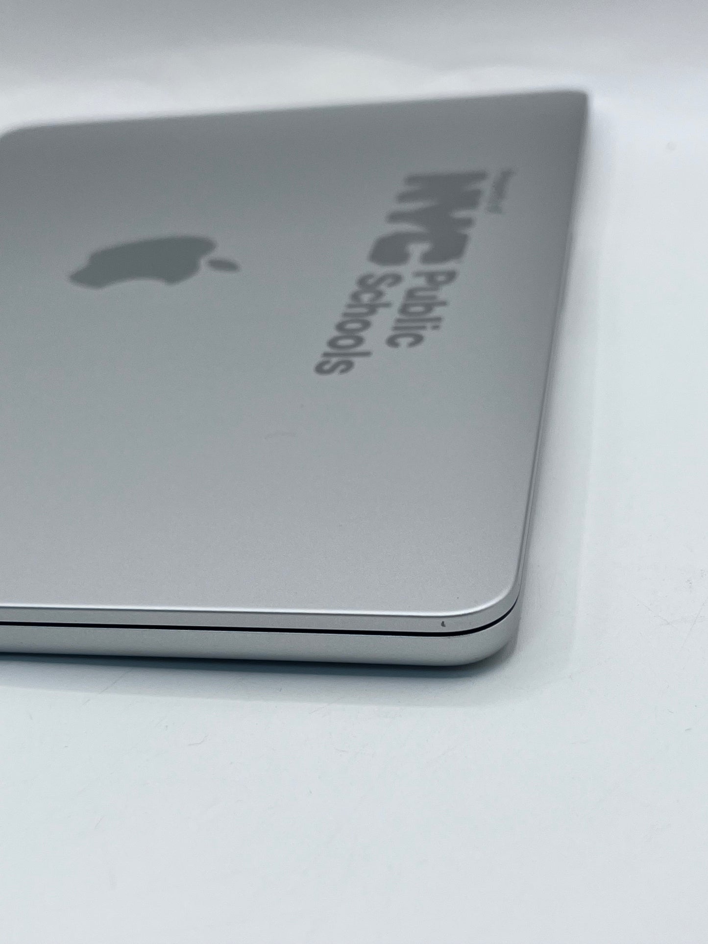 2022 Apple MacBook Air 13.3" M2 8GB 256GB A2681 REMOTELY MANAGED