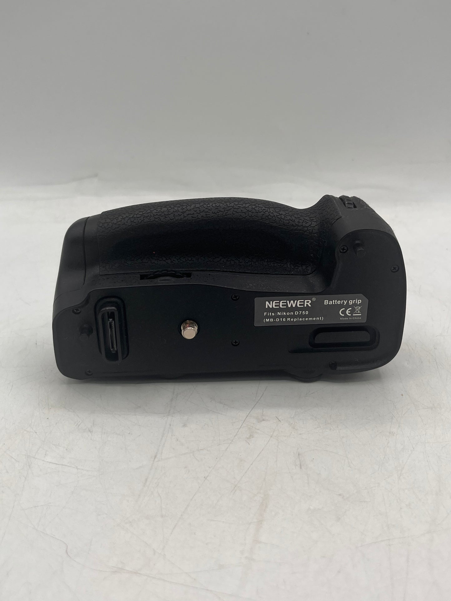 NEEWER MB-D16 Multi Power Battery Grip for Nikon D750 - Black