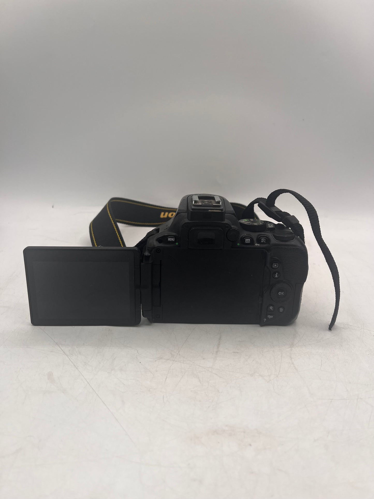 Nikon D5500 Digital Camera with DX AF-S NIKKOR 35mm 1:1.8G Camera Lens READ