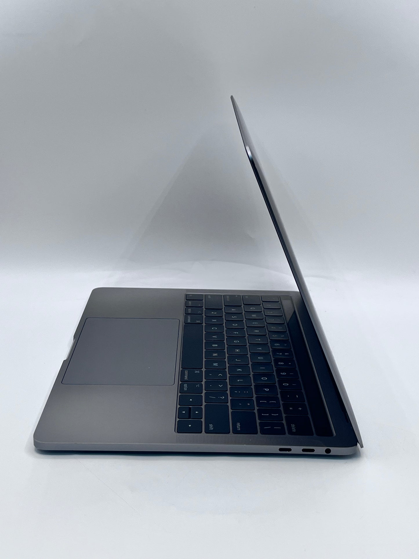 2017 MacBook Pro 13.3" i5-7360U @ 3.1GHz 8GB 256GB A1706 MPXV2LL/A Space Grey