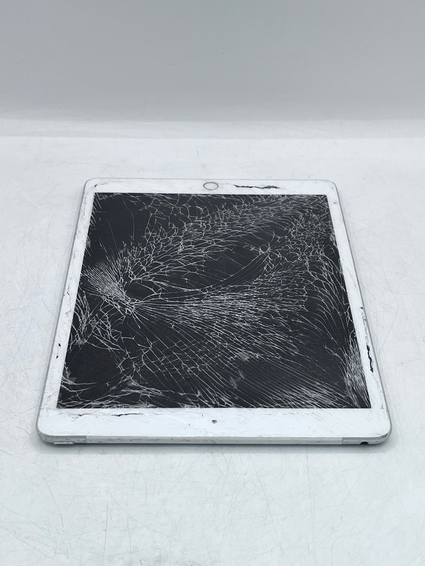 Unlocked Apple iPad (7th Gen) A2200  32GB - Silver READ