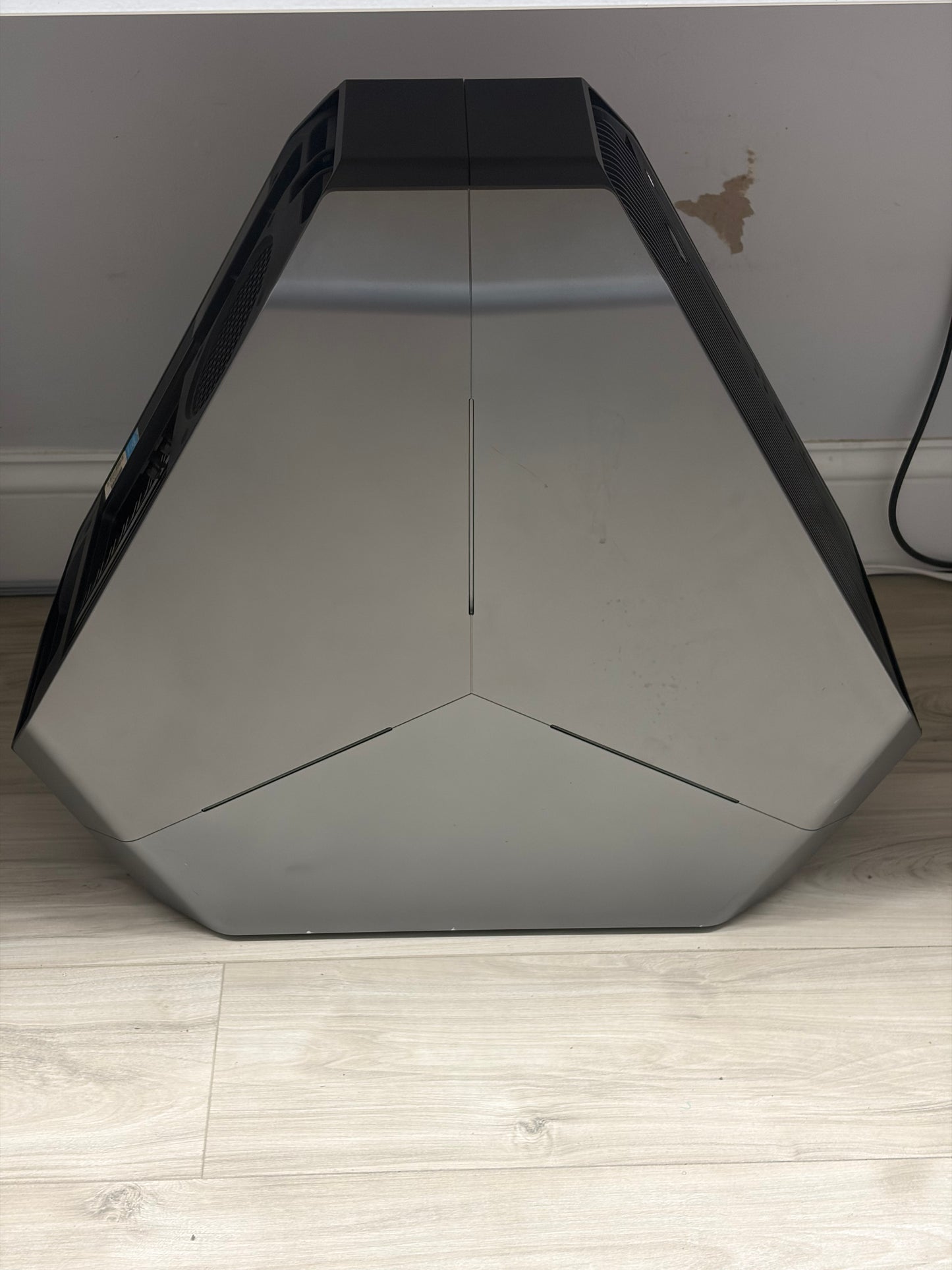 Alienware Area 51 R2 (D03X) i7-5960X 32GB RAM 51GB SSD + 4TB HDD GTX 1080 Ti