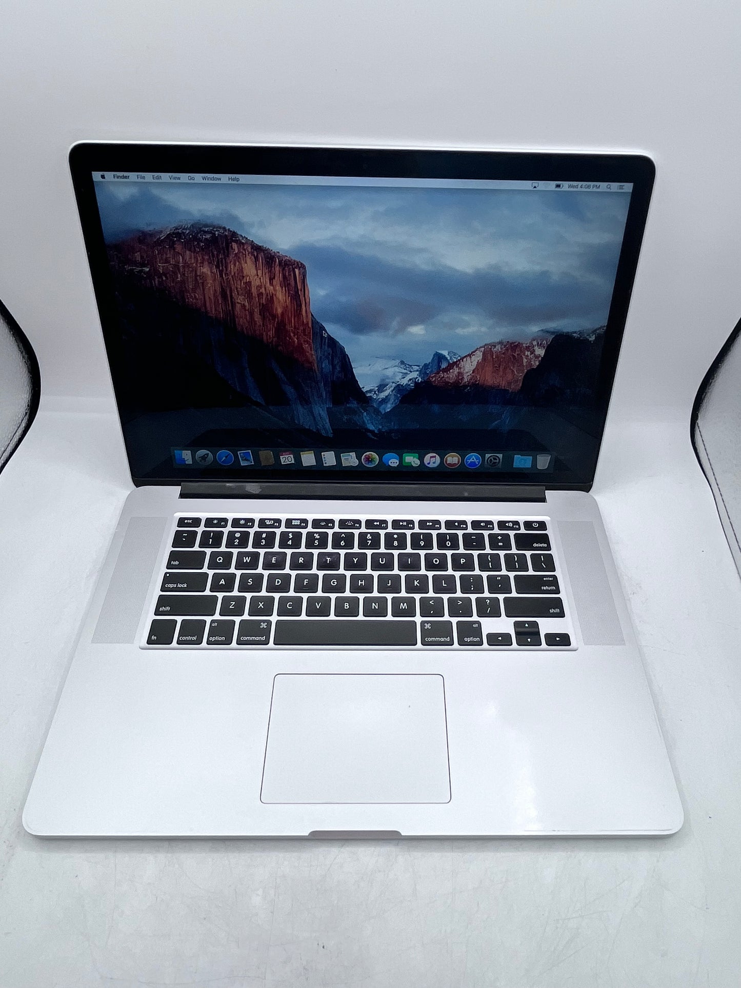 Apple MacBook Pro 15.4″ A1398 Core i7 2.8GHz 16GB 512GB 2015 - Silver