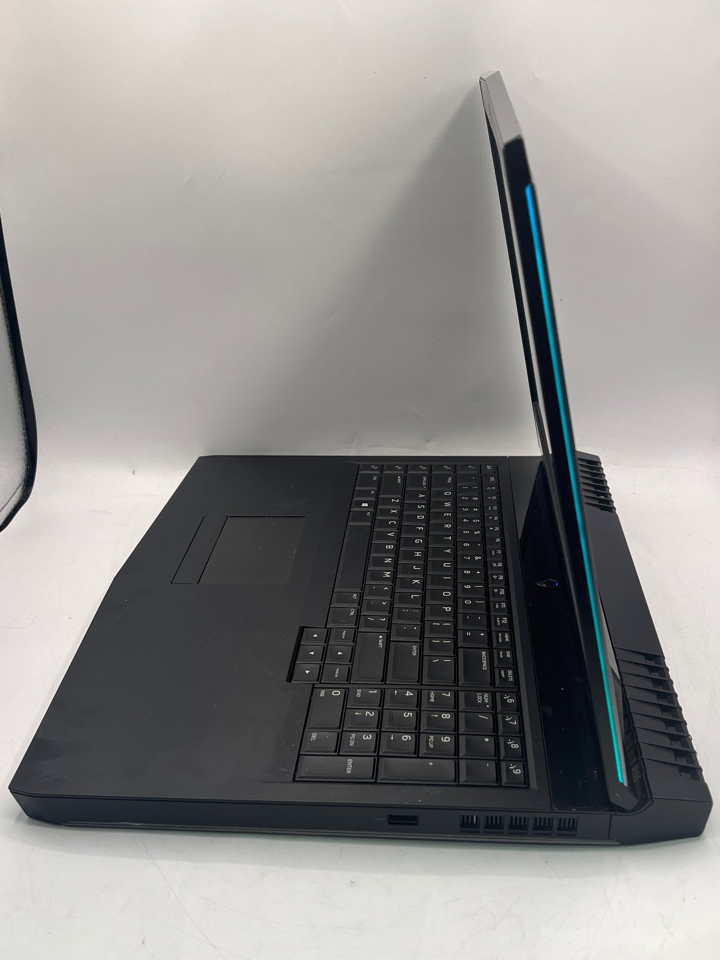 Alienware m17 R4 17.3" Core i7 16GB RAM 512GB SSD GTX 1080 Gaming Laptop Black READ