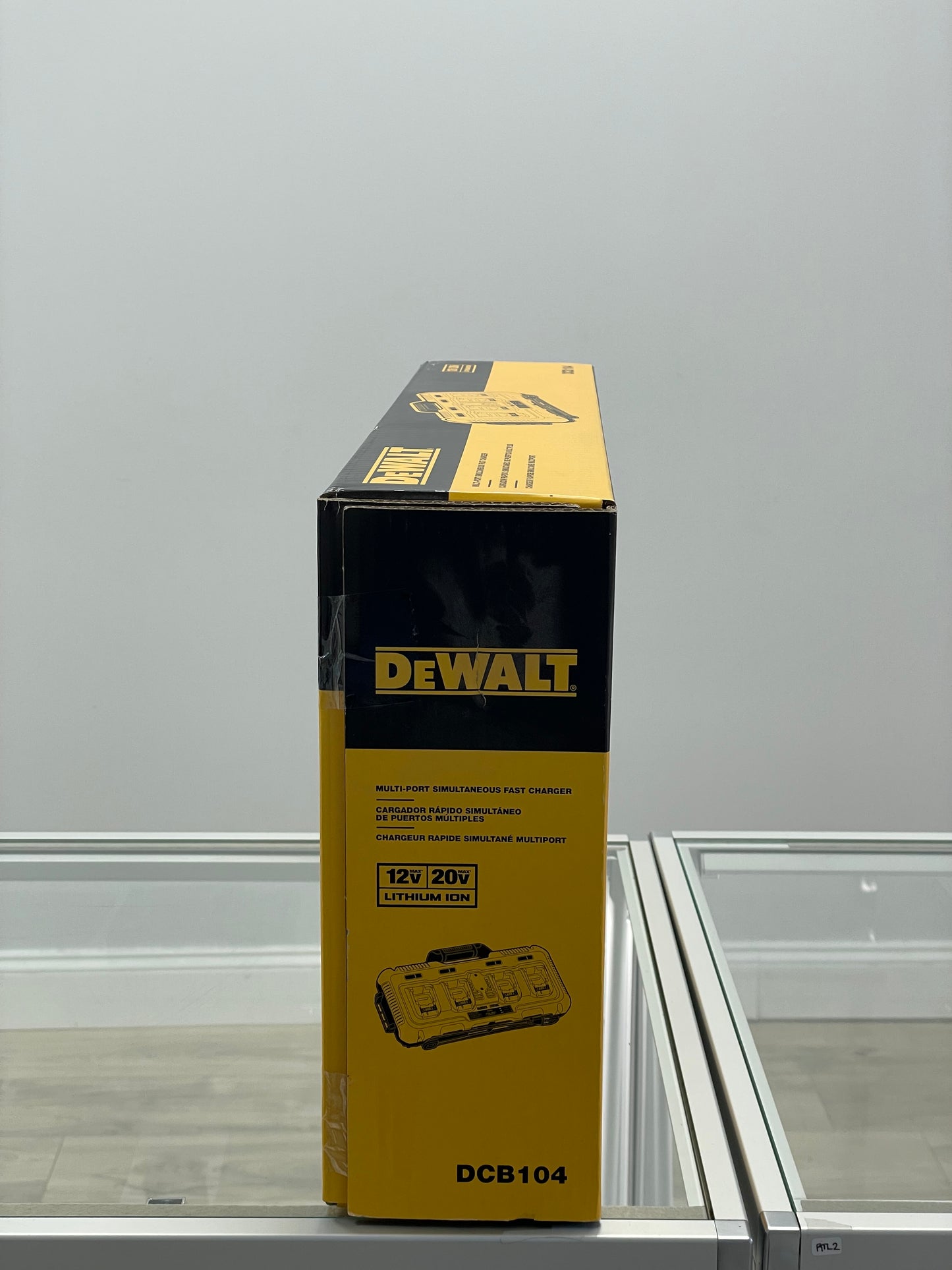 DeWalt DCB104 12V/20V MAX Battery 4-Port Simultaneous Fast Charger, 8 Amps/Port