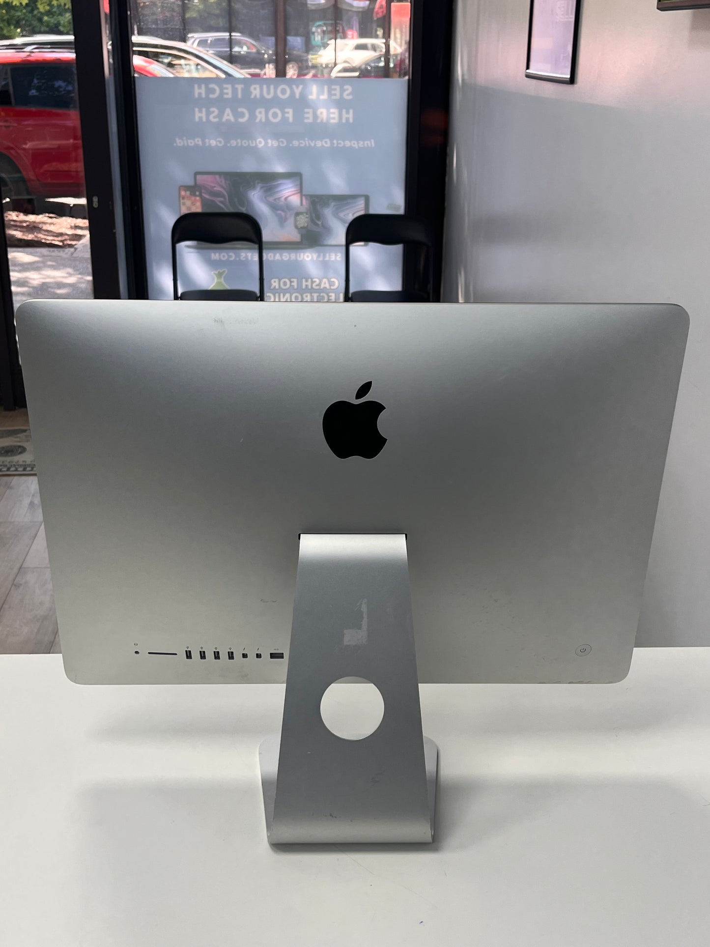 Apple iMac 21.5" 4K A1418 8GB 1TB 2015 Desktop Computer - Silver